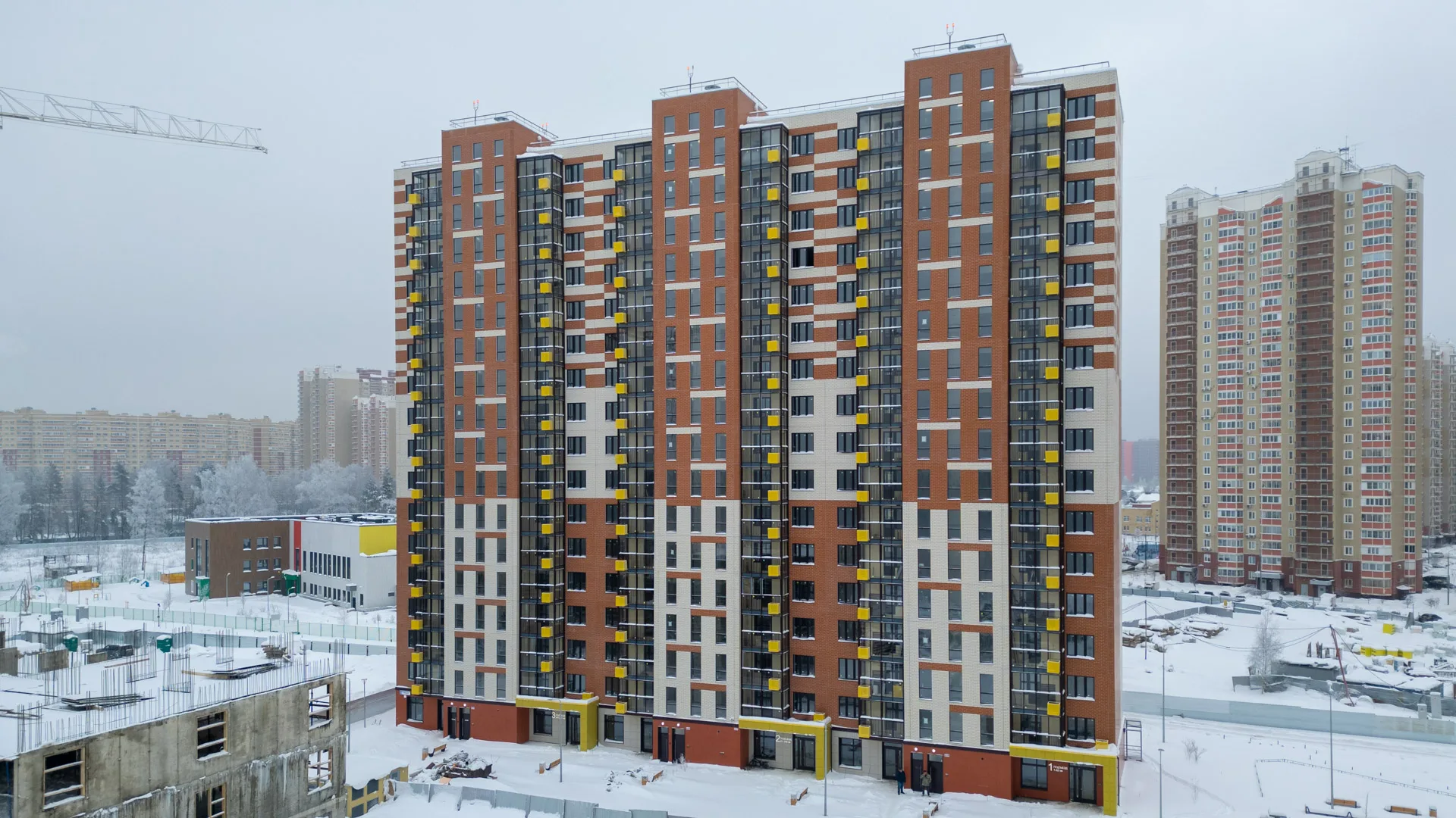Корпус 3 и новое здание детского сада, рядом кран, фото со стройки