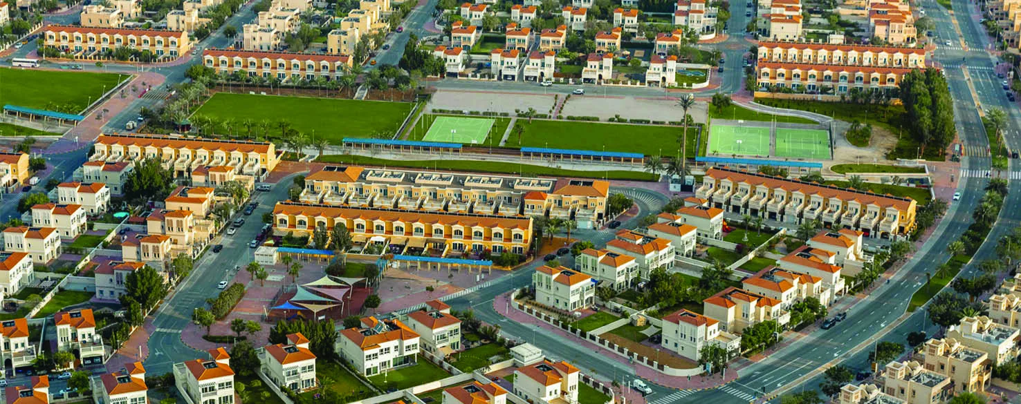 Jumeirah Village Triangle с высоты: виллы с черепичными крышами, зелёные поля и широкие улицы