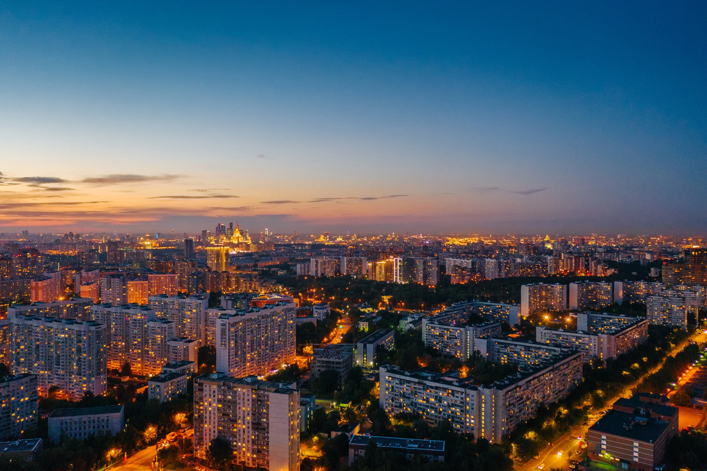 Вечерний город с огнями с высоты