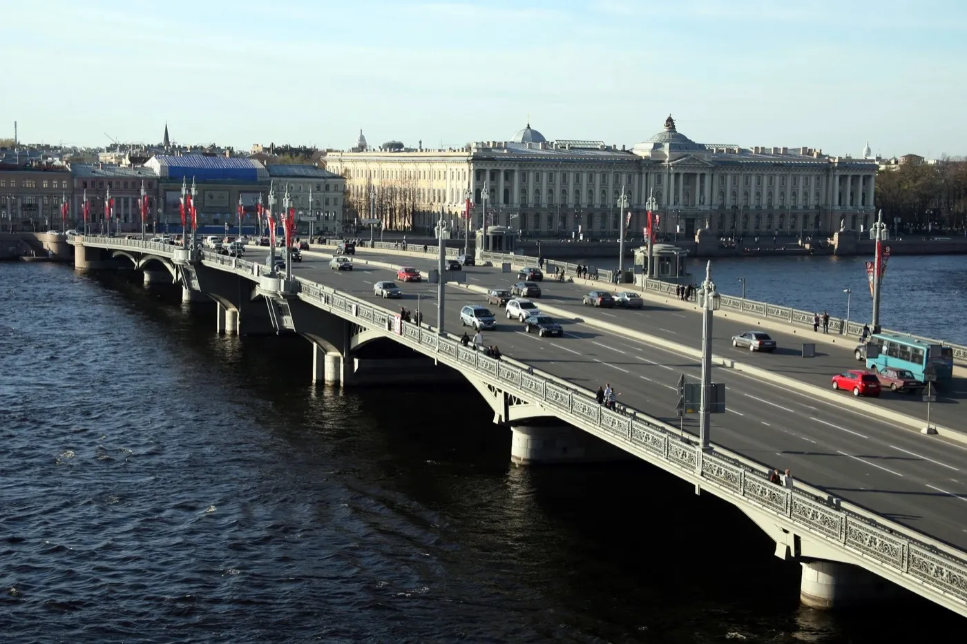Благовещенский мост через Неву и дворцовая набережная