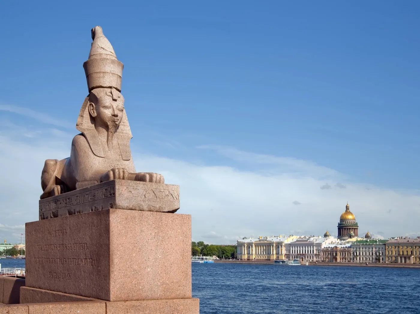 Сфинкс на Университетской набережной, за ним Нева и купол Исаакия