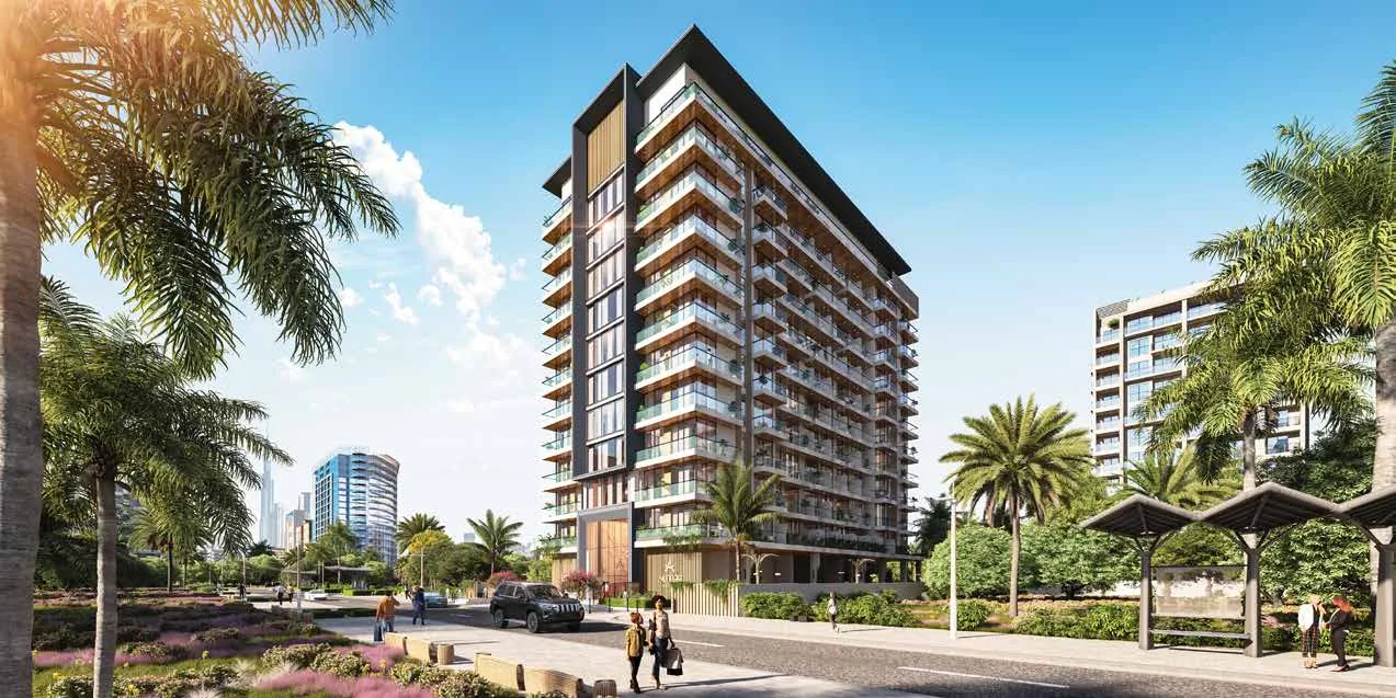 Улица у Aum 99 Residences: пальмы, цветники и остановка