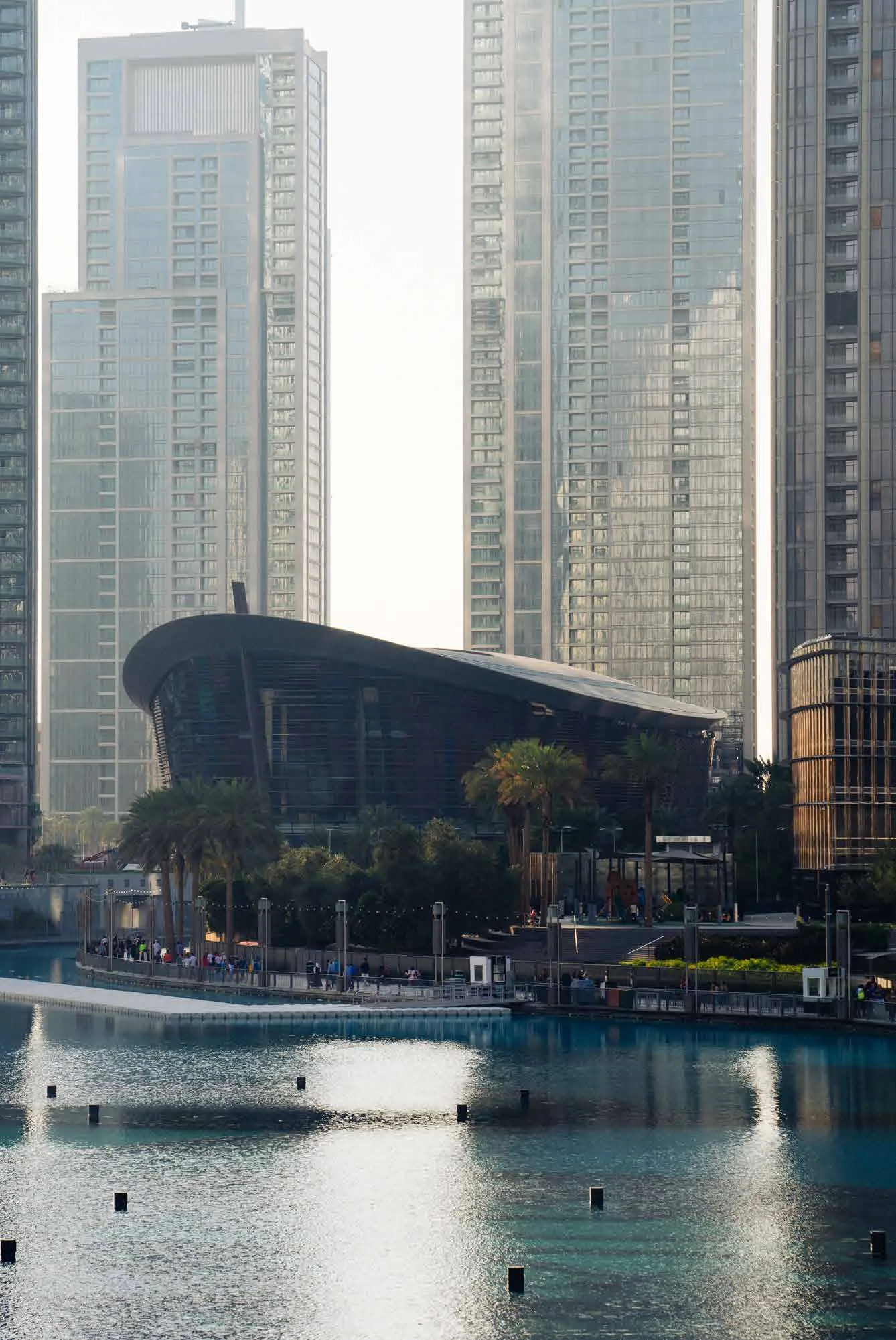 Здание у воды в Downtown Dubai