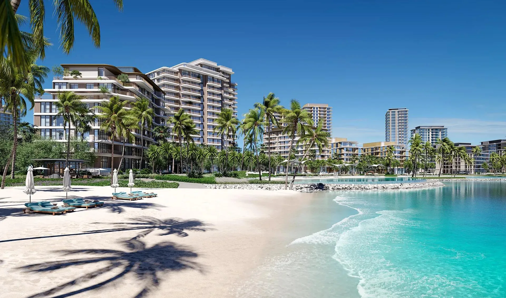 Песчаный берег с зонтами у домов Bay Grove Residences