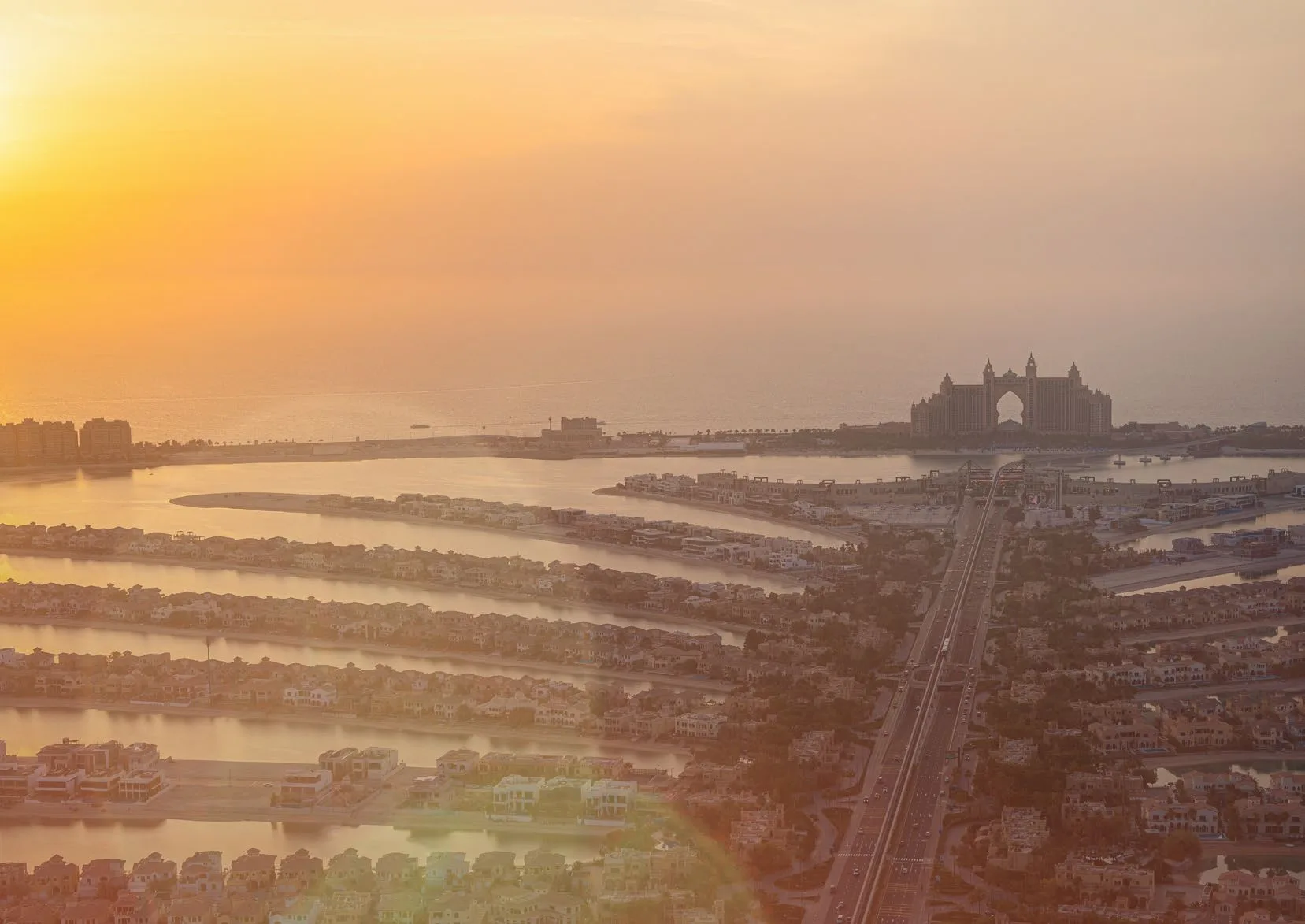 Palm Jumeirah с высоты на закате: ветви острова и полумесяц