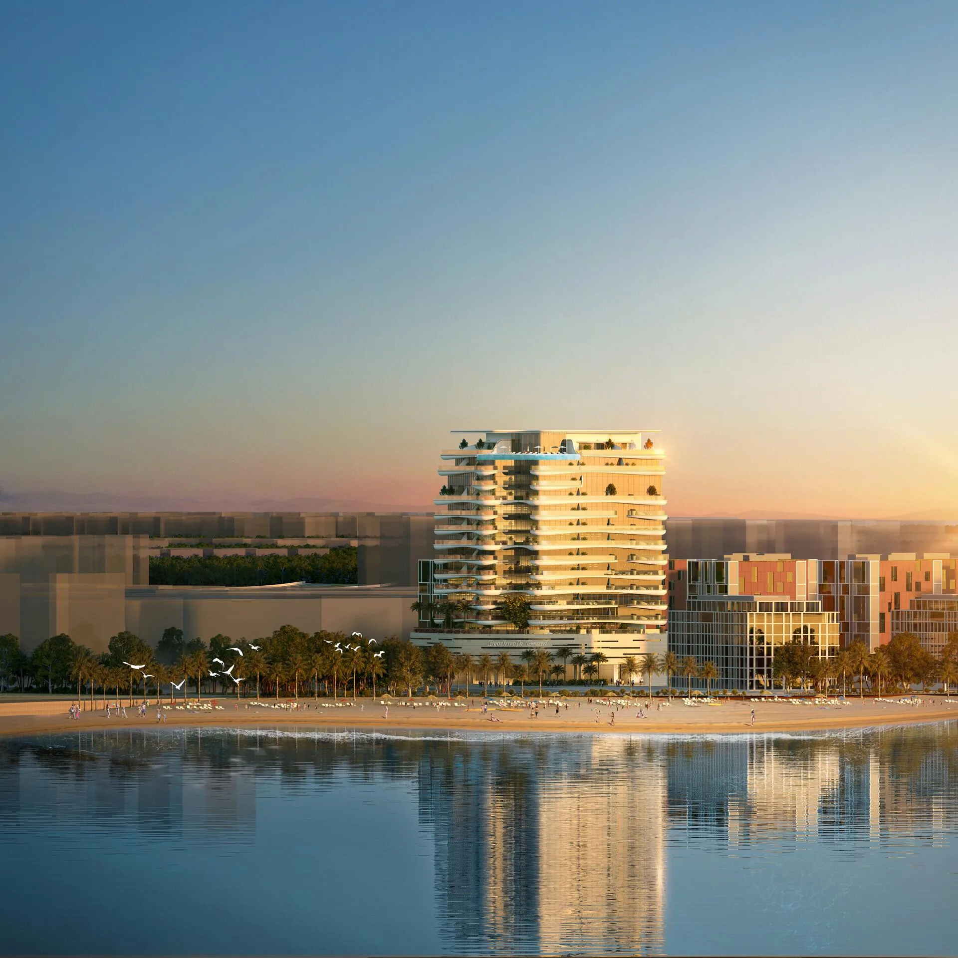 Beach Walk Grand отражается в воде залива