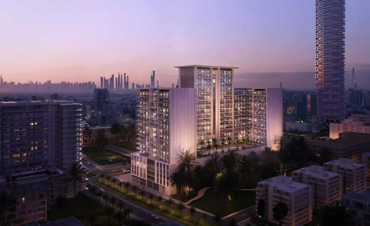 Binghatti Amberhall на закате, на горизонте небоскрёбы Дубая