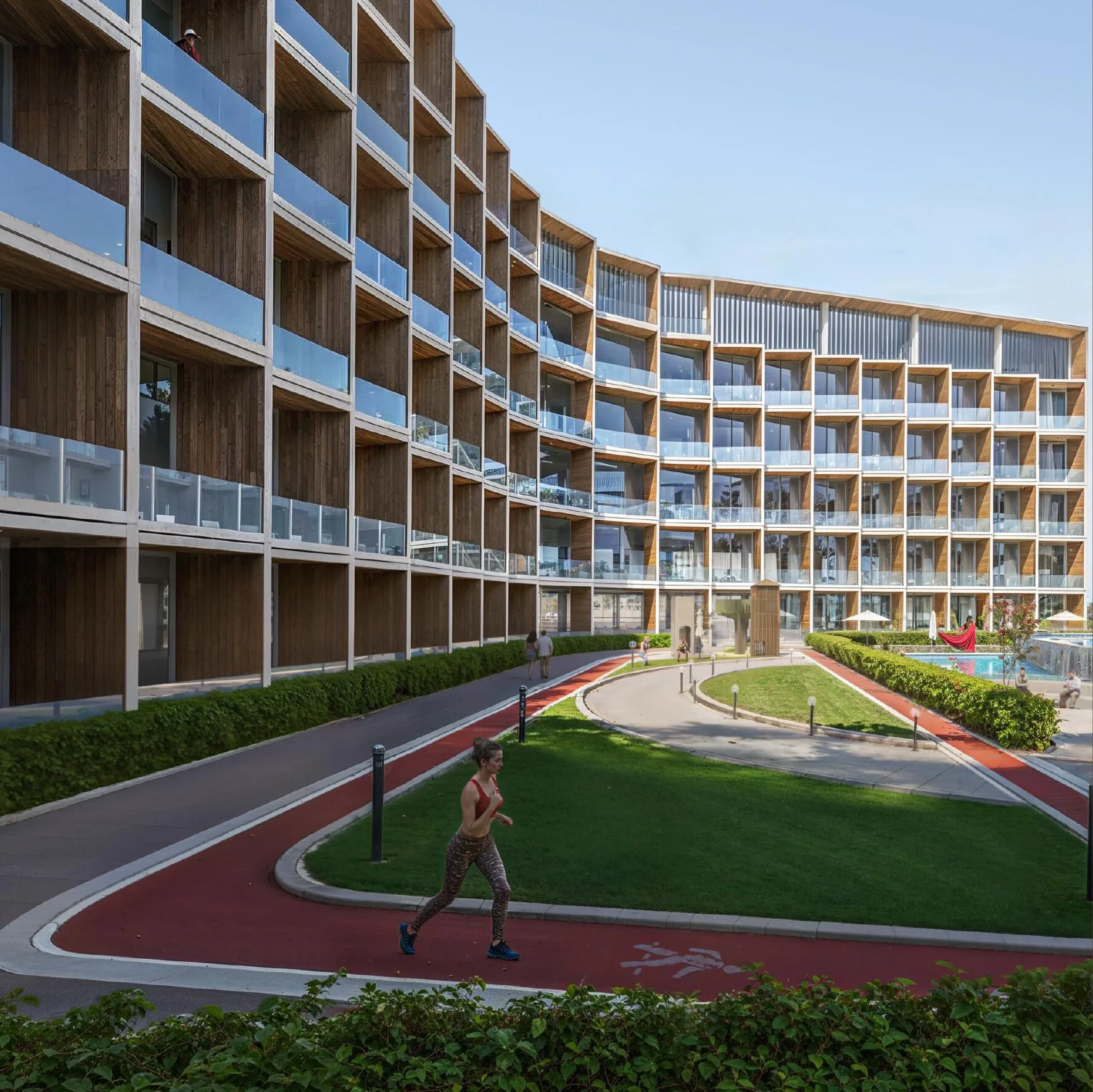 Газон и дорожка для бега у дома Binghatti Hillcrest