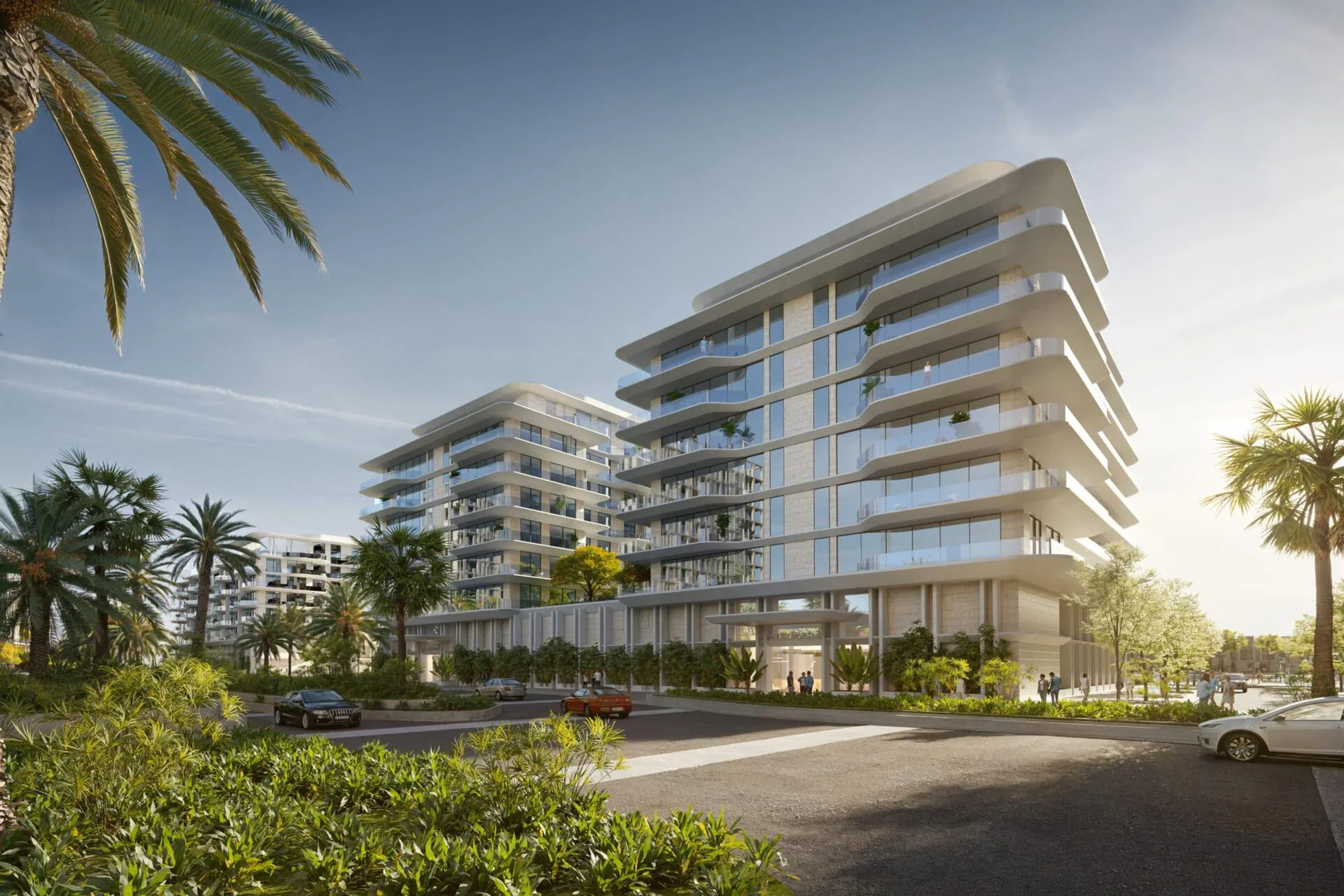 Скруглённые балконы и стеклянный фасад дома Blue Beach Residence
