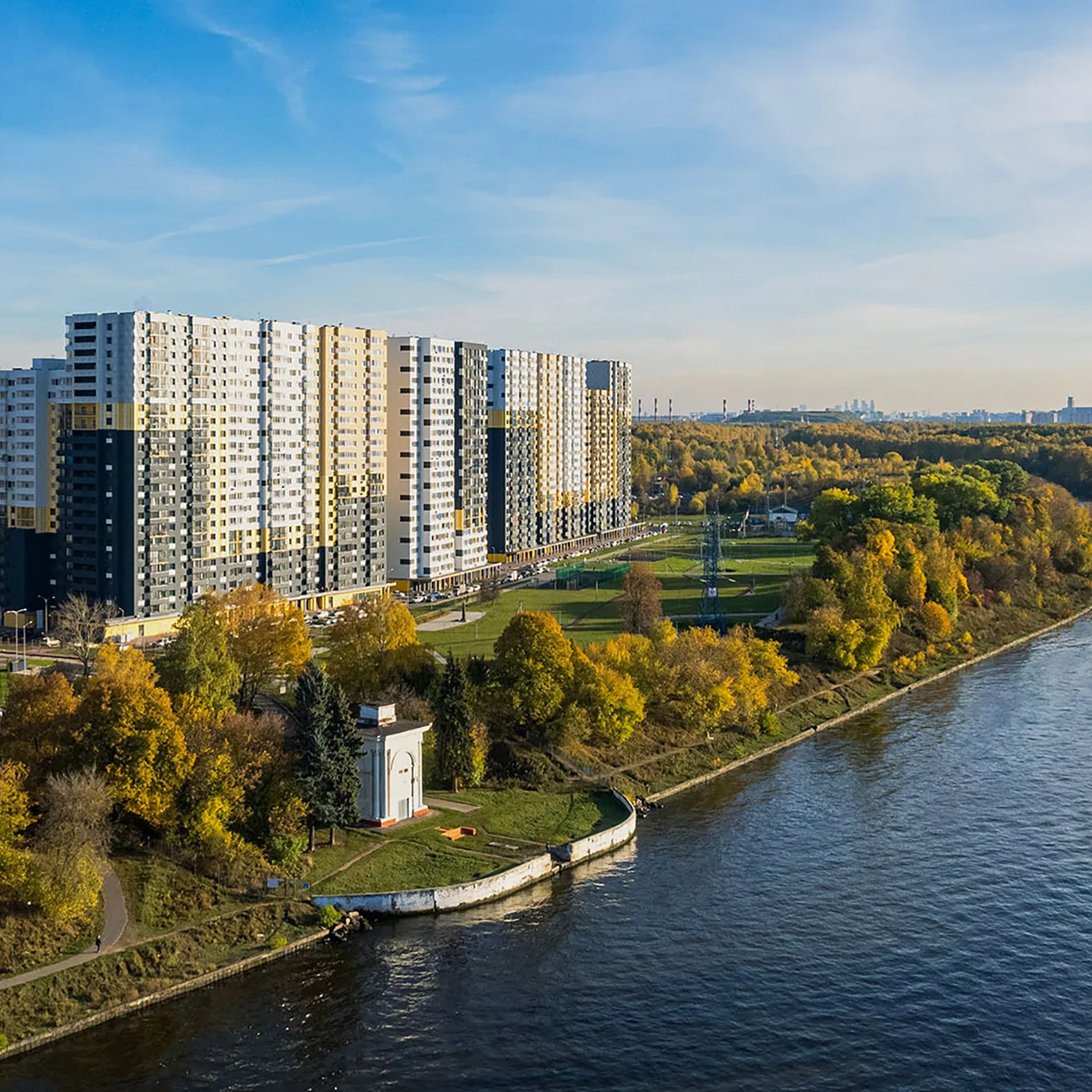 Квартал Бригантина у канала имени Москвы с высоты, осень