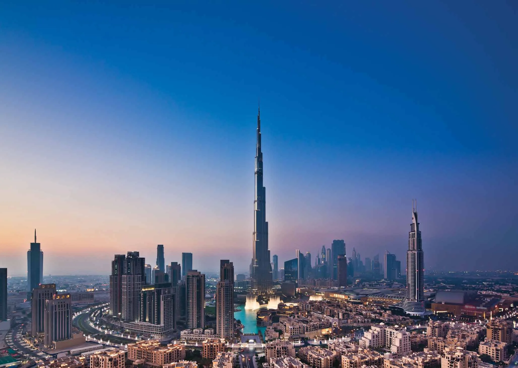 Downtown Dubai на закате: Бурдж-Халифа и фонтан
