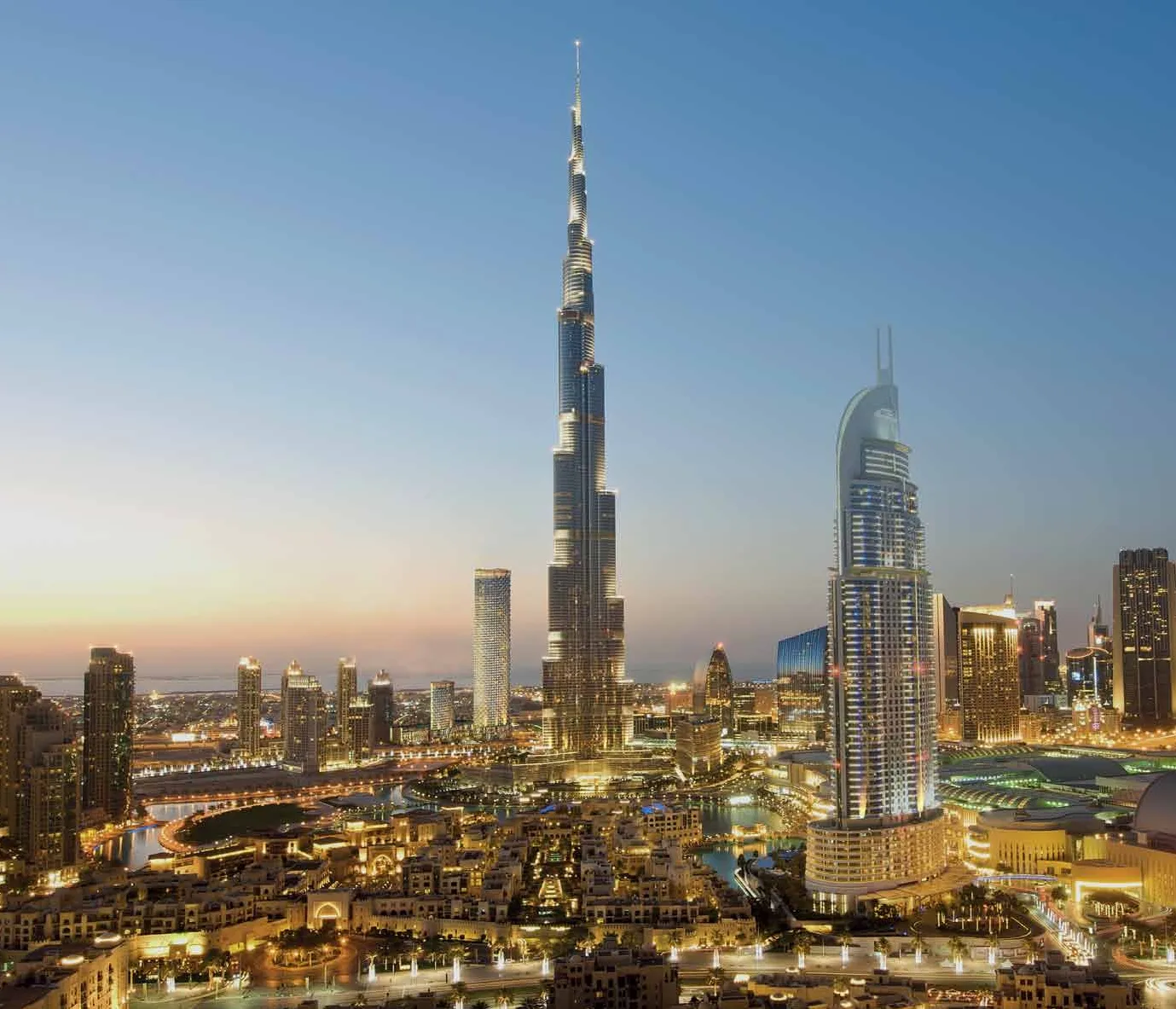 Вечерний Downtown Dubai: башня и отель у фонтана