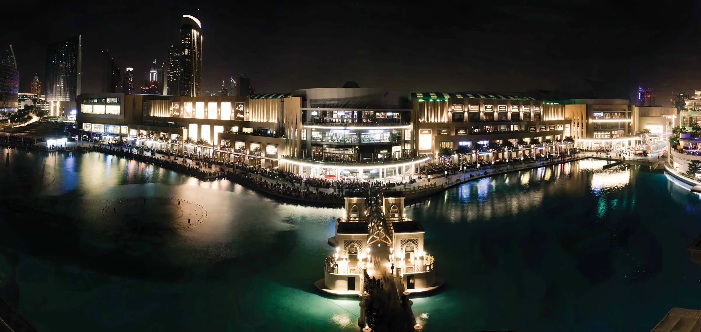 Dubai Mall ночью у воды
