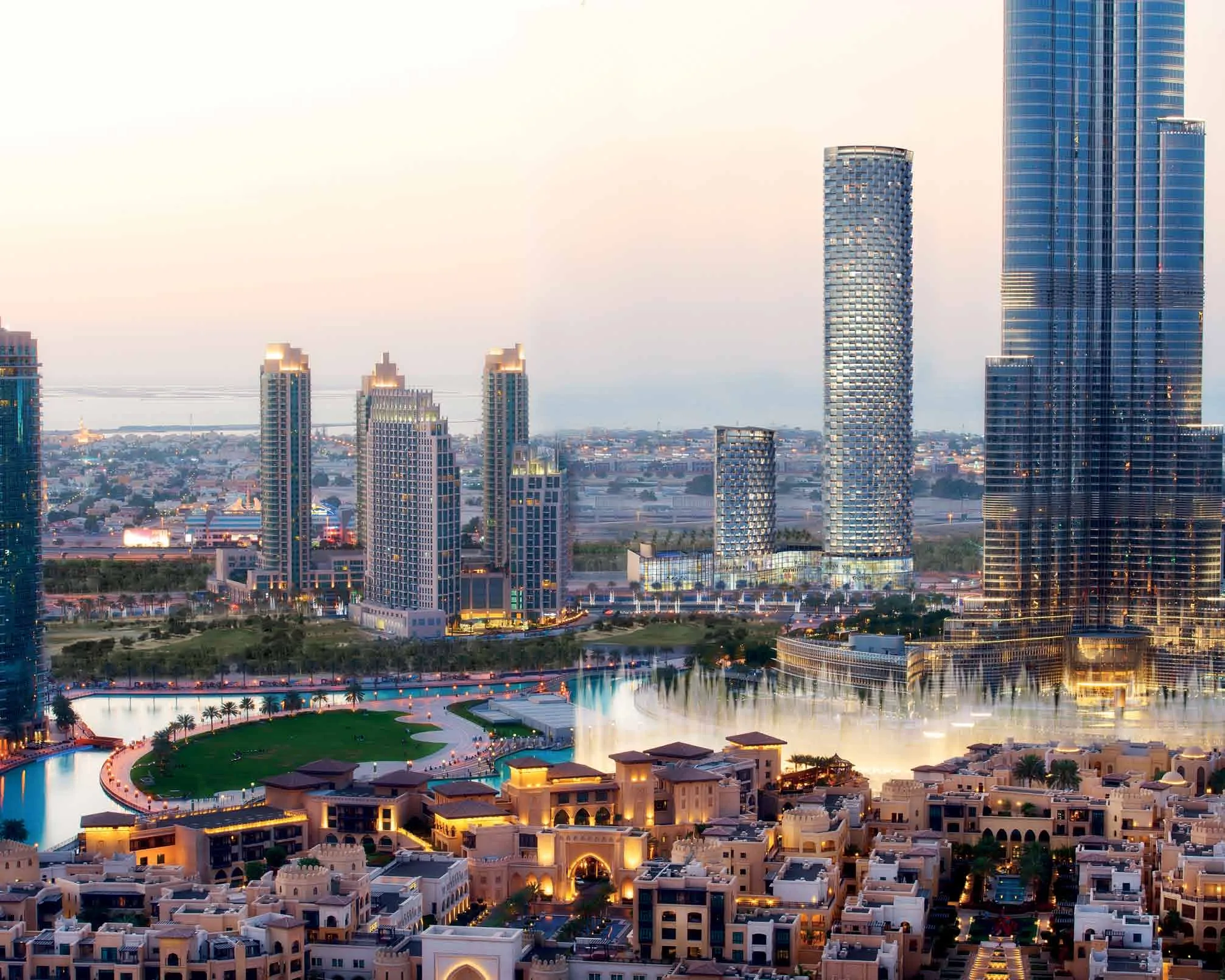 Башни Burj Vista за Дубайским фонтаном, справа Бурдж-Халифа