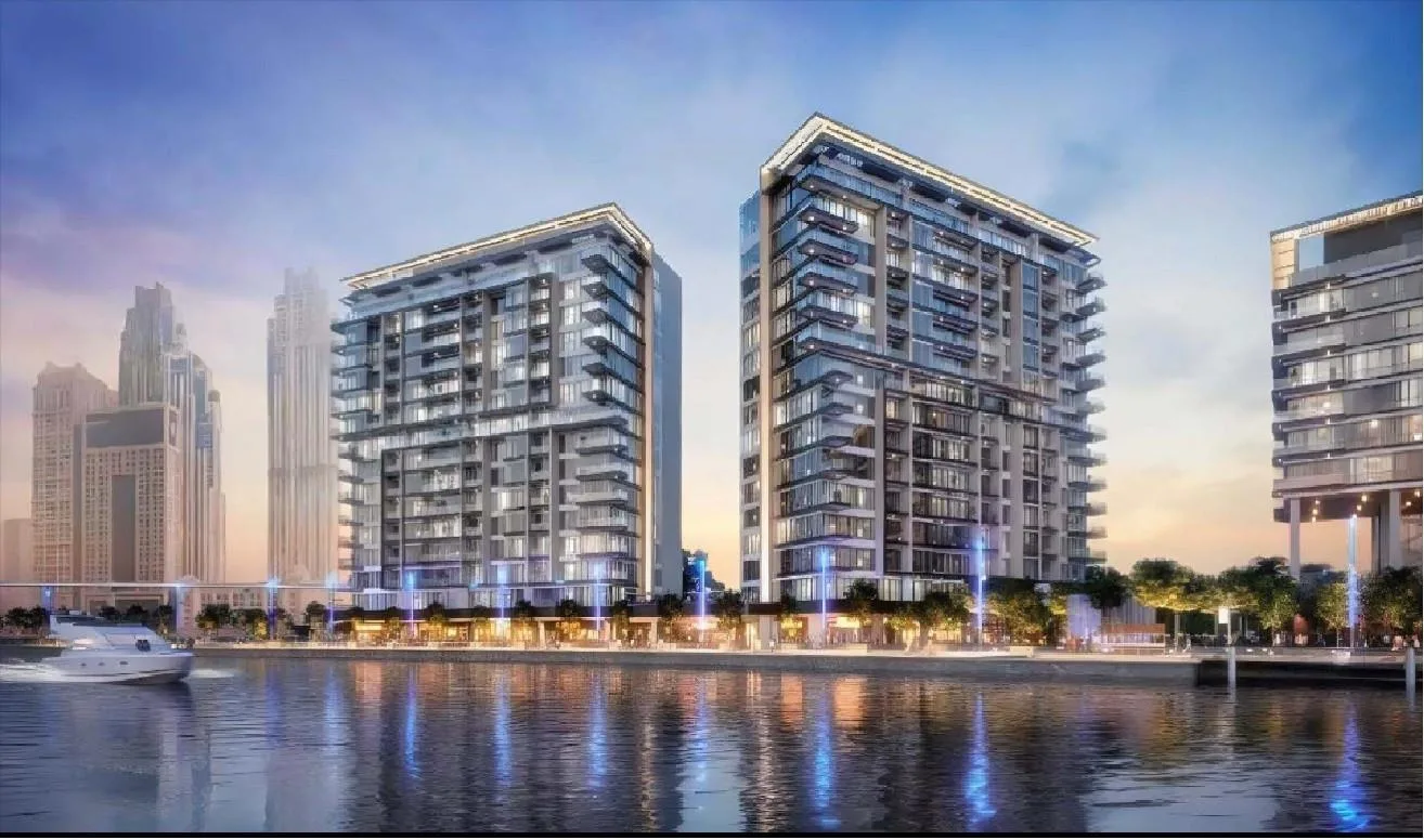 Высокие дома Canal Front Residences у воды на фоне Downtown