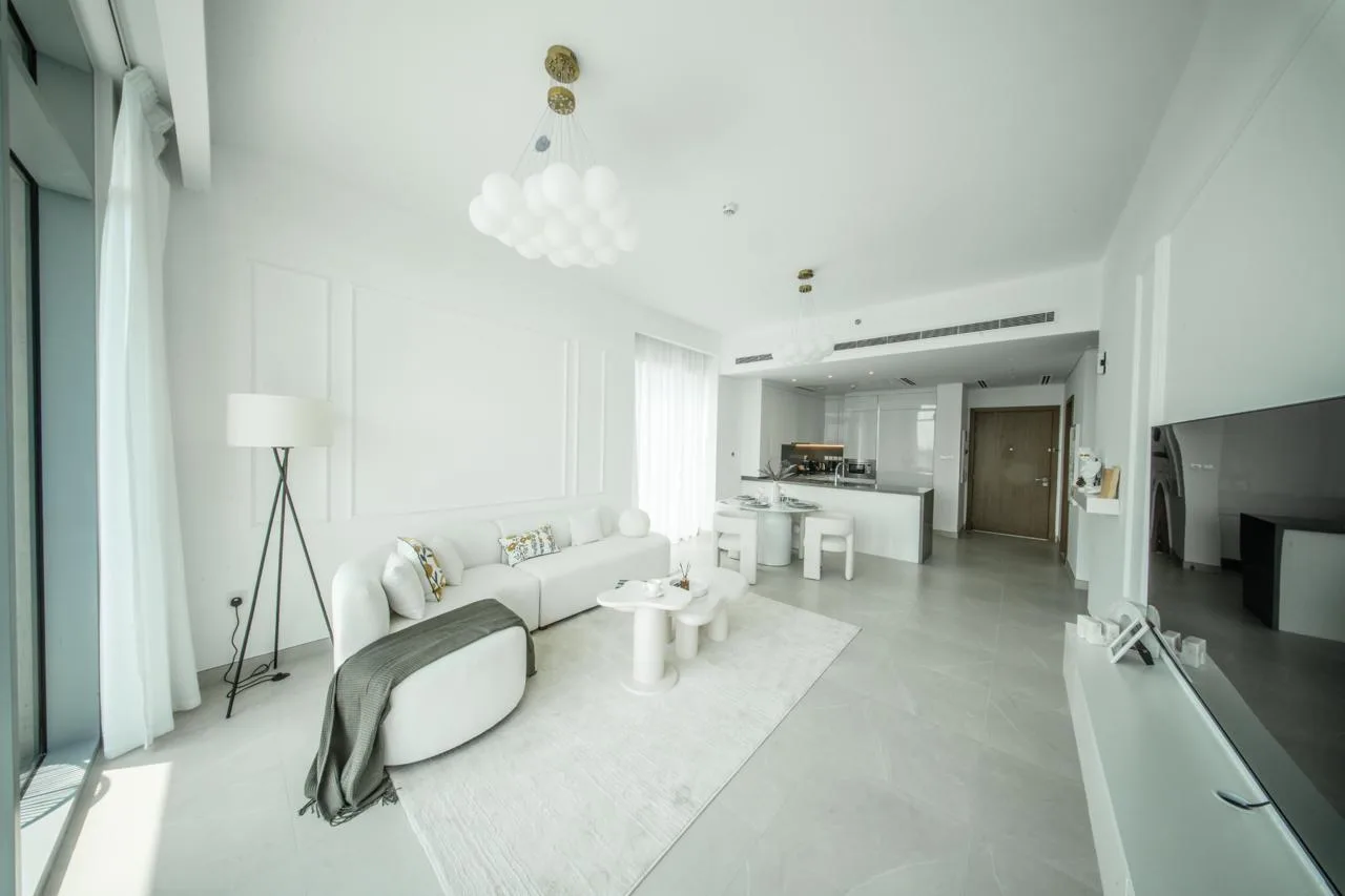 Светлая гостиная с кухней в квартире Canal Front Residences