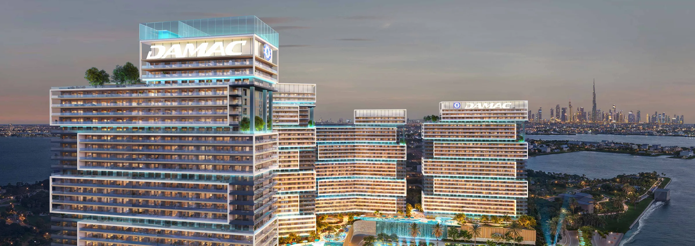 Башни Chelsea Residences с высоты на фоне залива и центра Дубая
