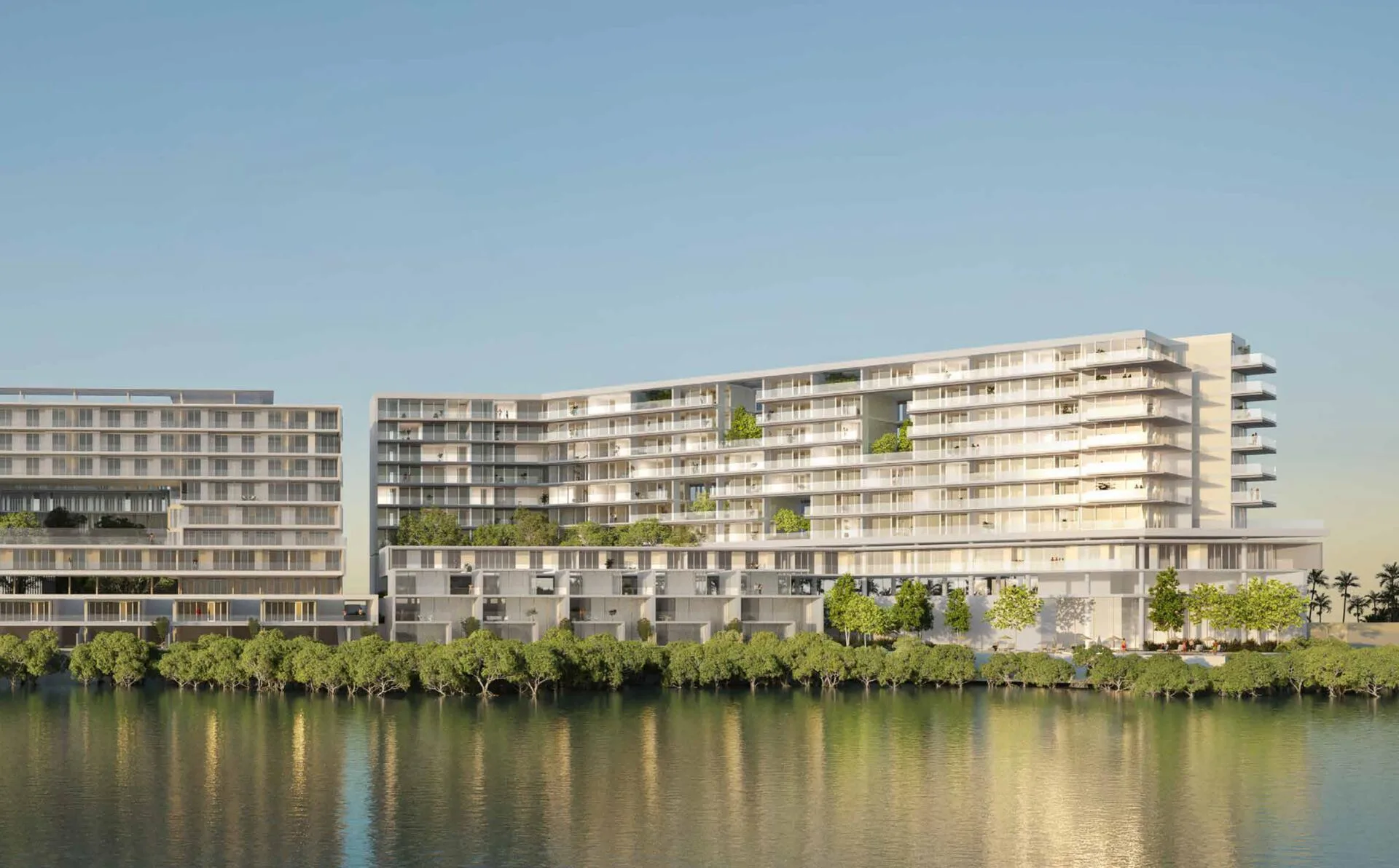 Фасад Creekside Residence отражается в воде ручья