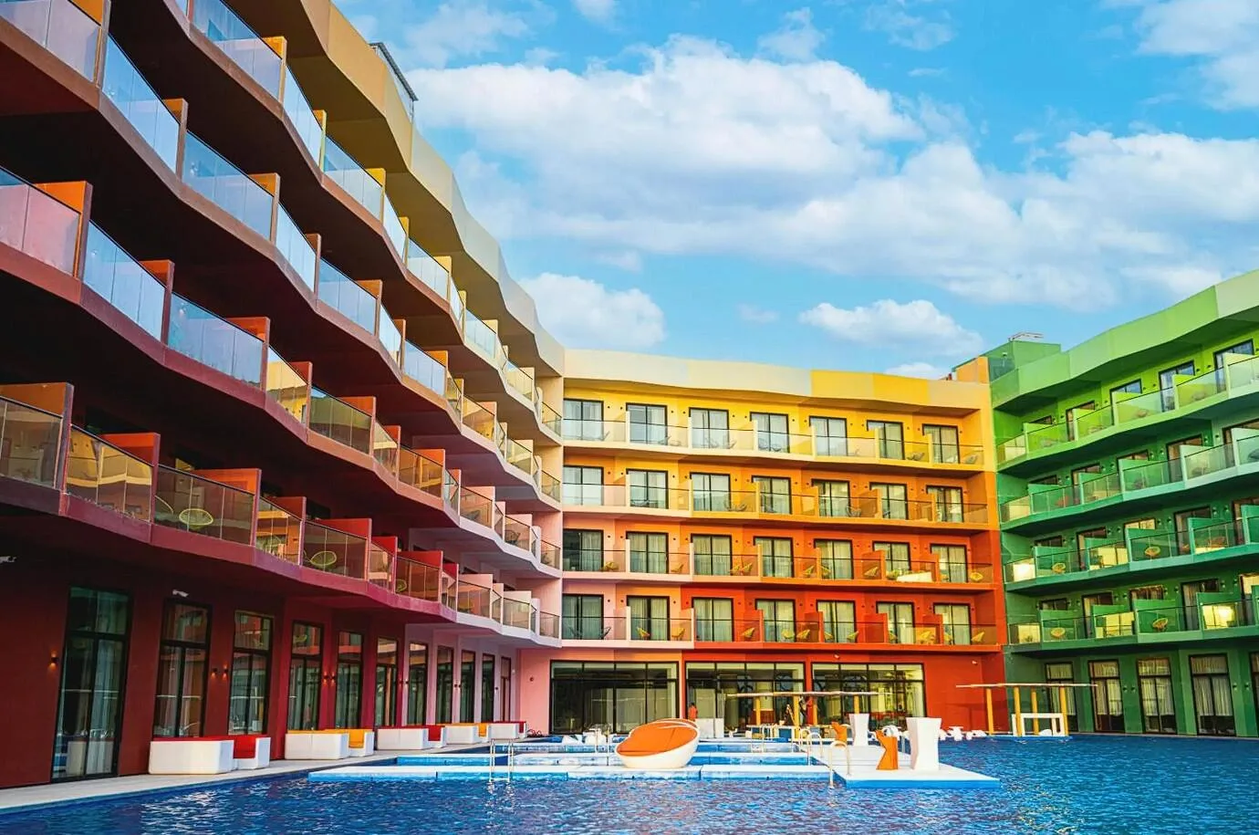 Лагуна Grand Azur между корпусами отелей