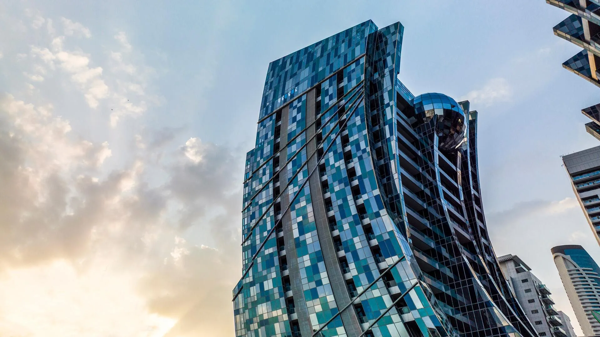 Фасад DaVinci Tower: мозаика из синего стекла и сфера наверху