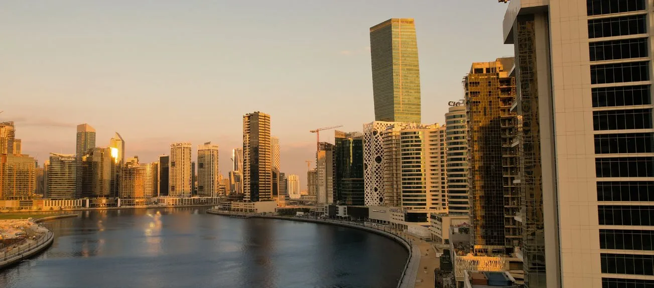 Dubai Canal и башни Business Bay