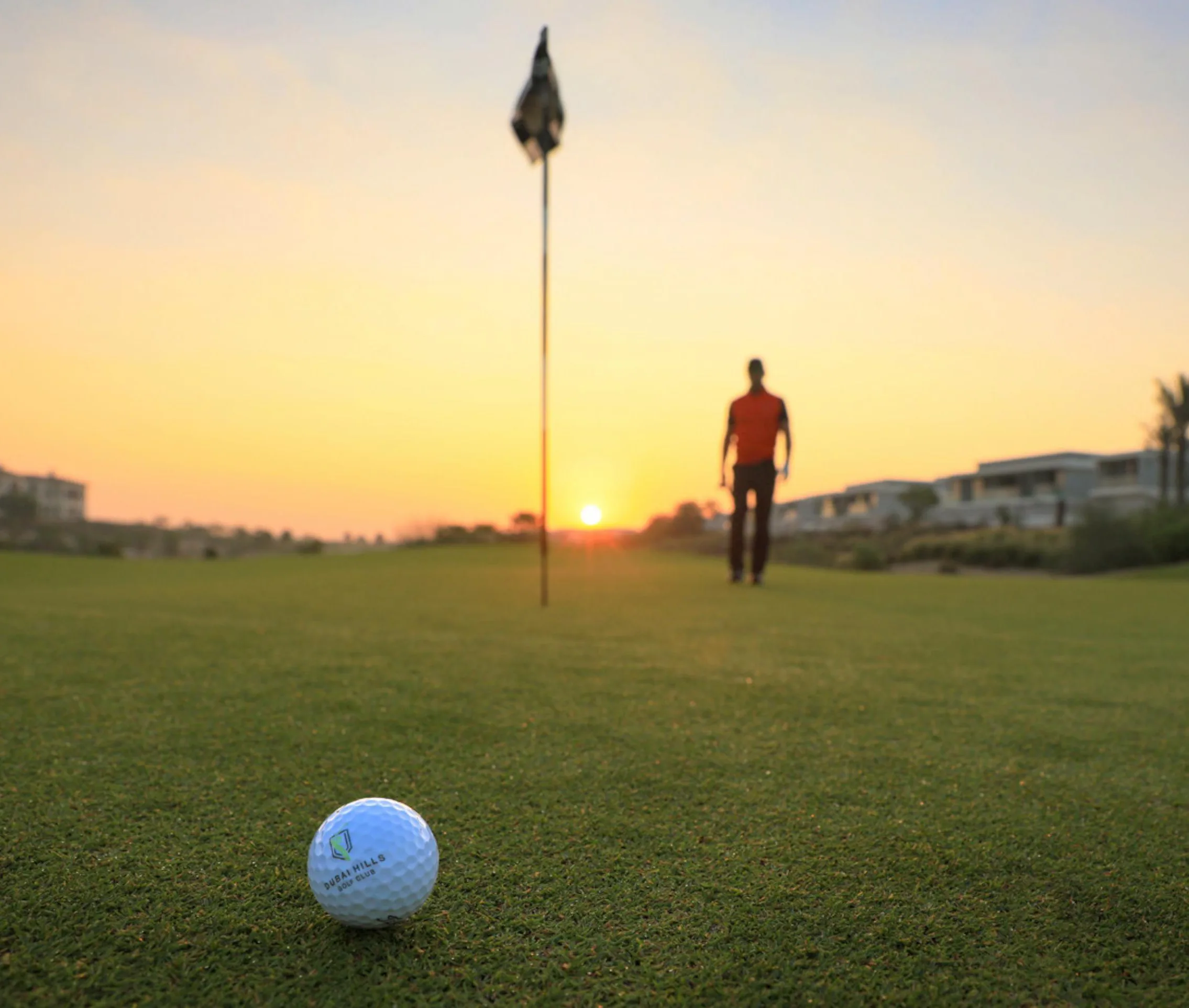 Поле Dubai Hills Golf Club на закате