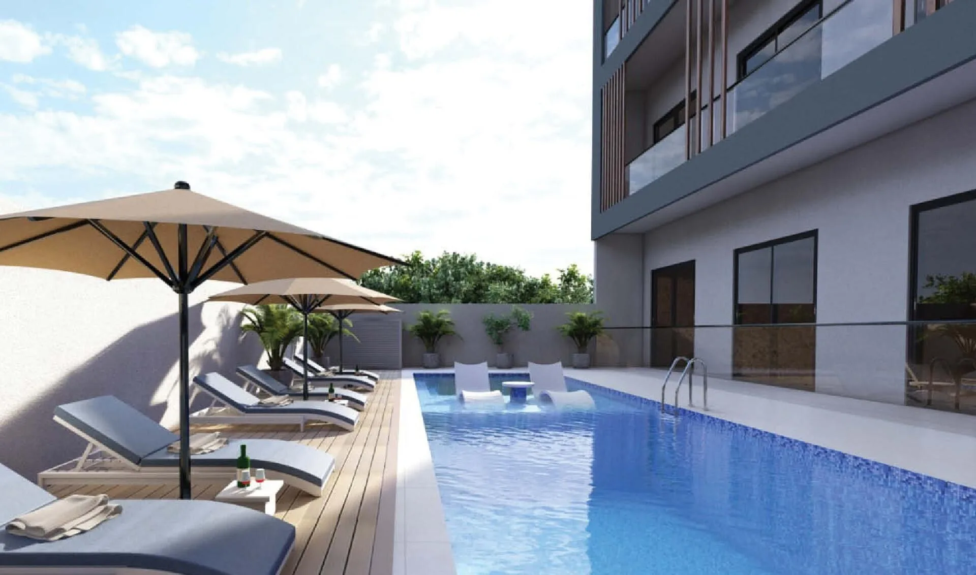 Бассейн Enaya Residences с лежаками у стены дома