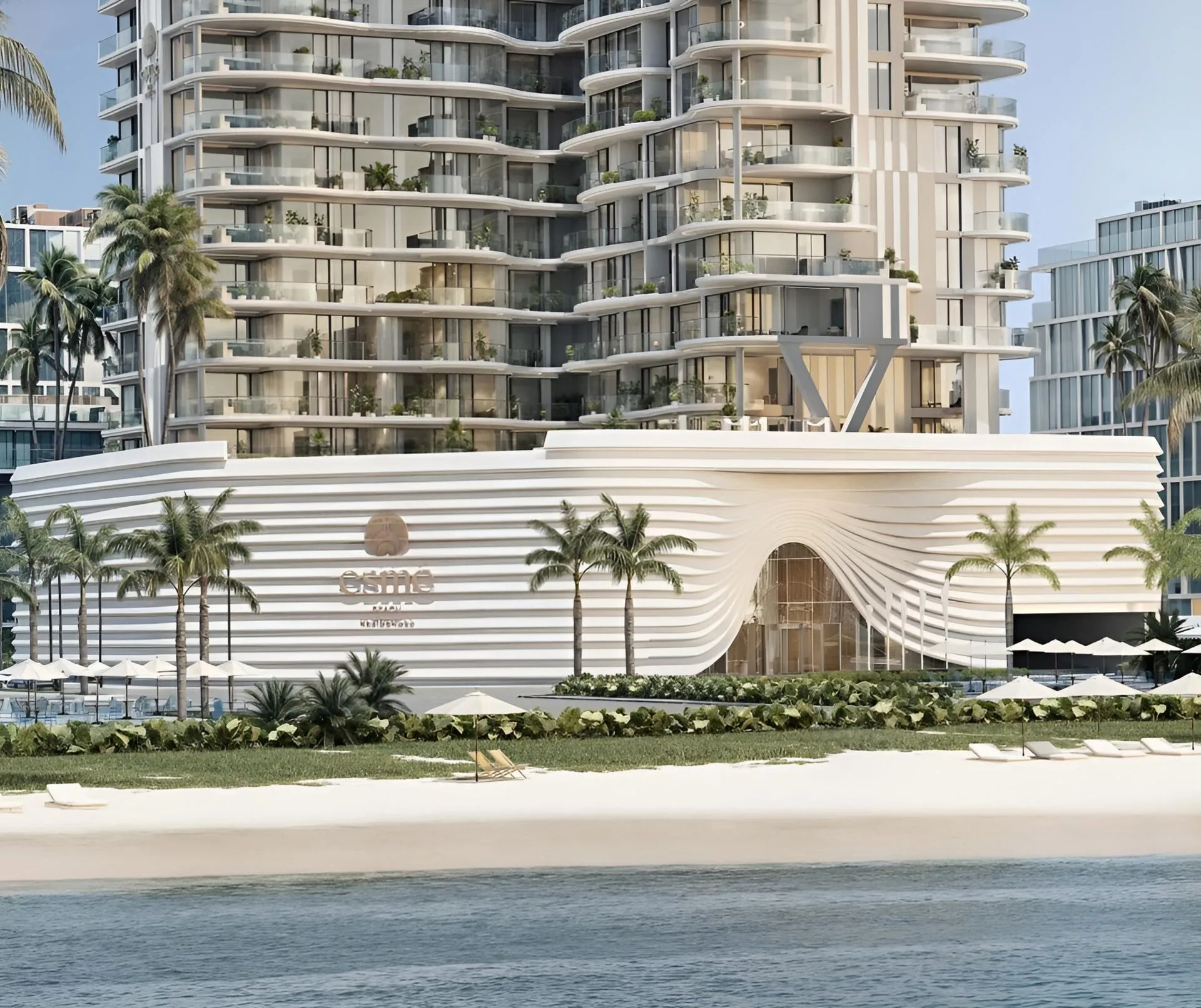 Пляж перед Esmé Beach Residences: песок, зонтики и пальмы