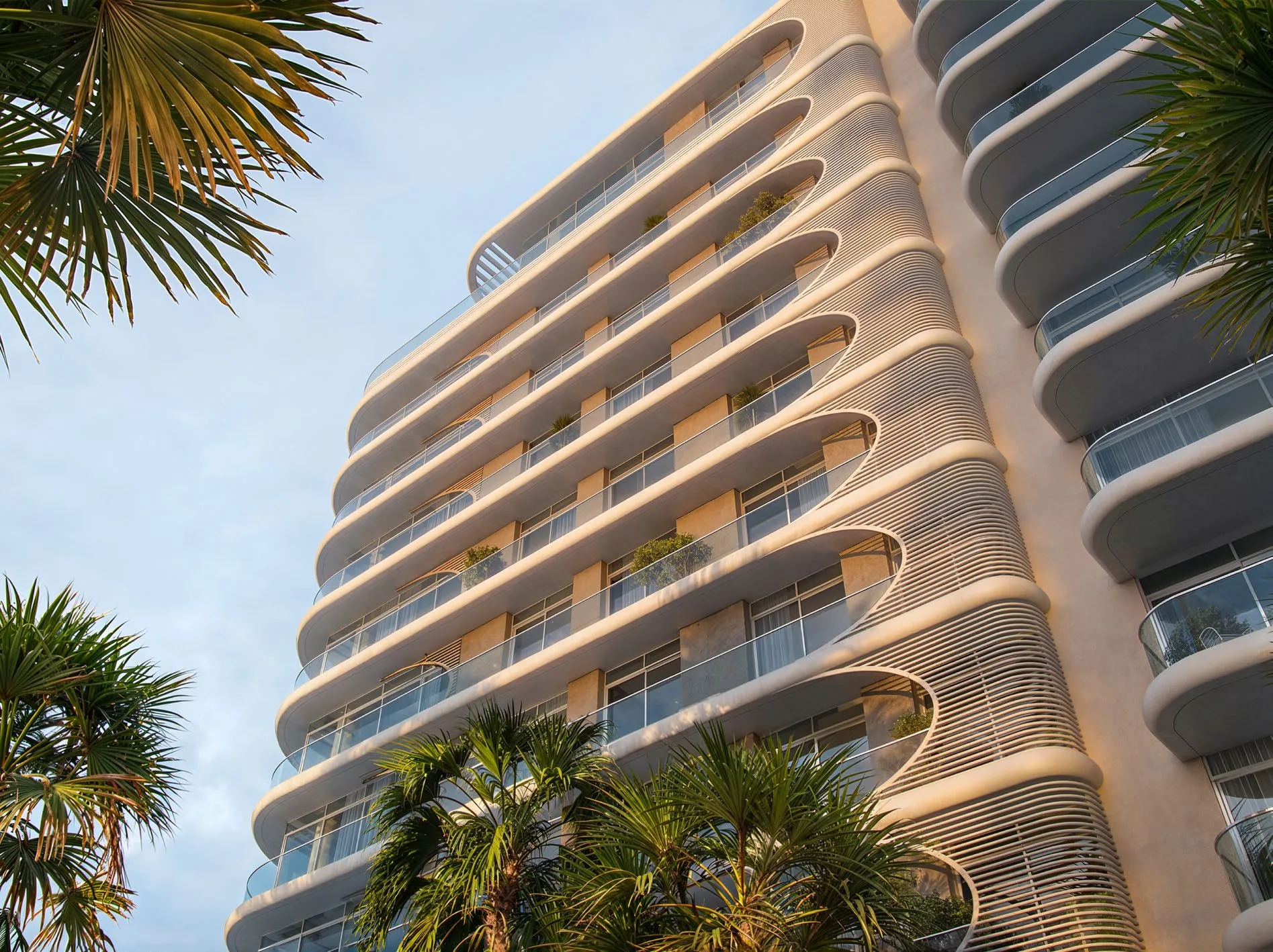Изогнутые балконы фасада Fahid Beach Terraces среди пальм