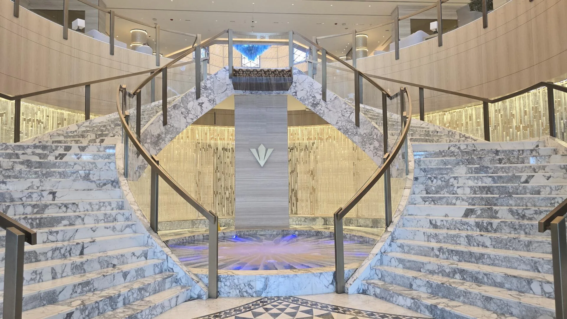 Парадная лестница со знаком Fairmont