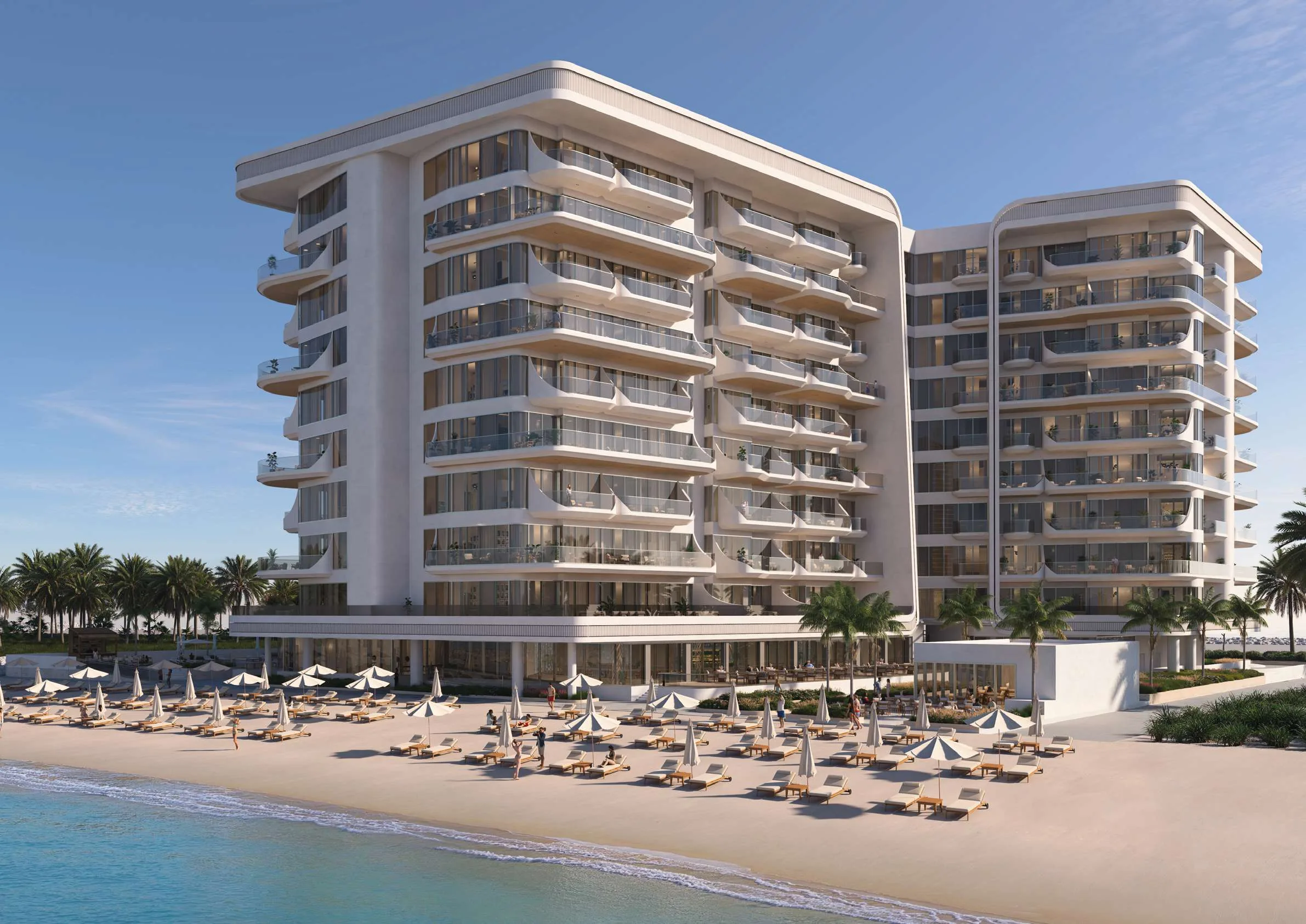 Fortune Bay Residences со стороны пляжа: шезлонги у кромки моря