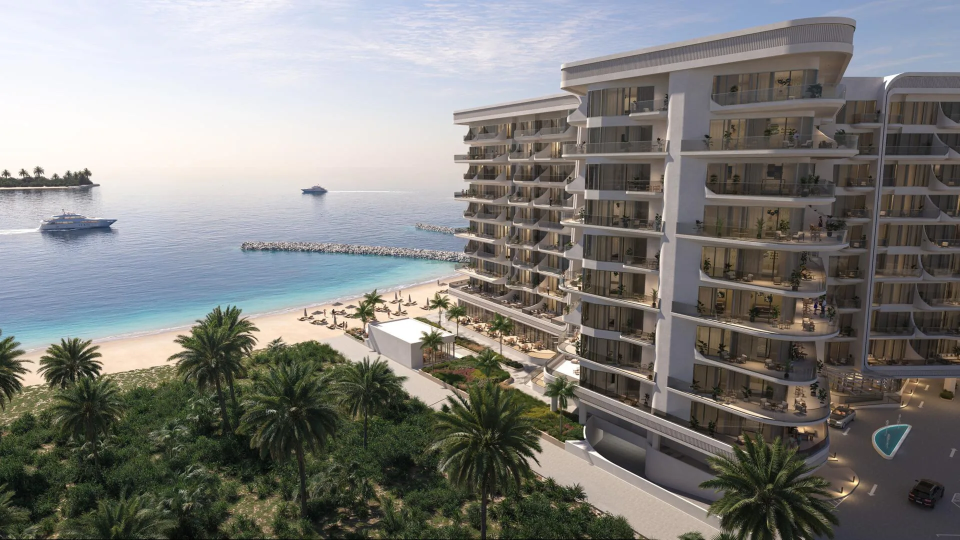 Fortune Bay Residences над пляжем и морем, вдали яхты