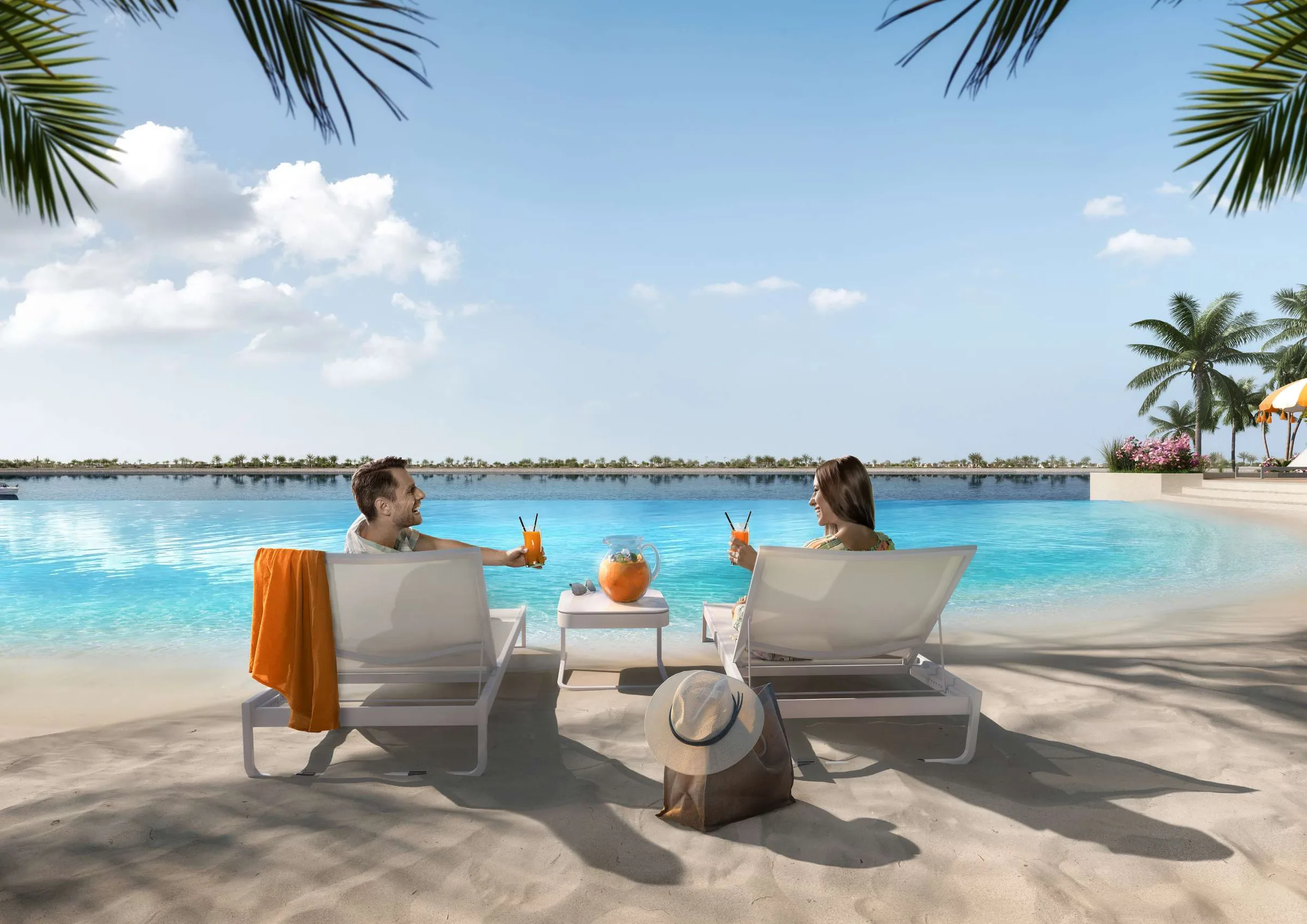 Шезлонги на пляже у лагуны в Gardenia Bay