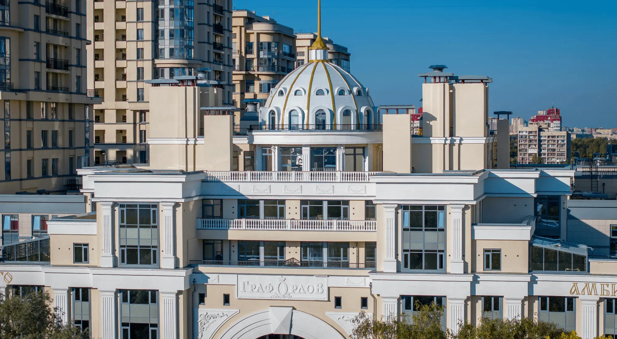 Верх корпуса первой линии: купол с золочёным шпилем, балюстрады и витражи верхних этажей