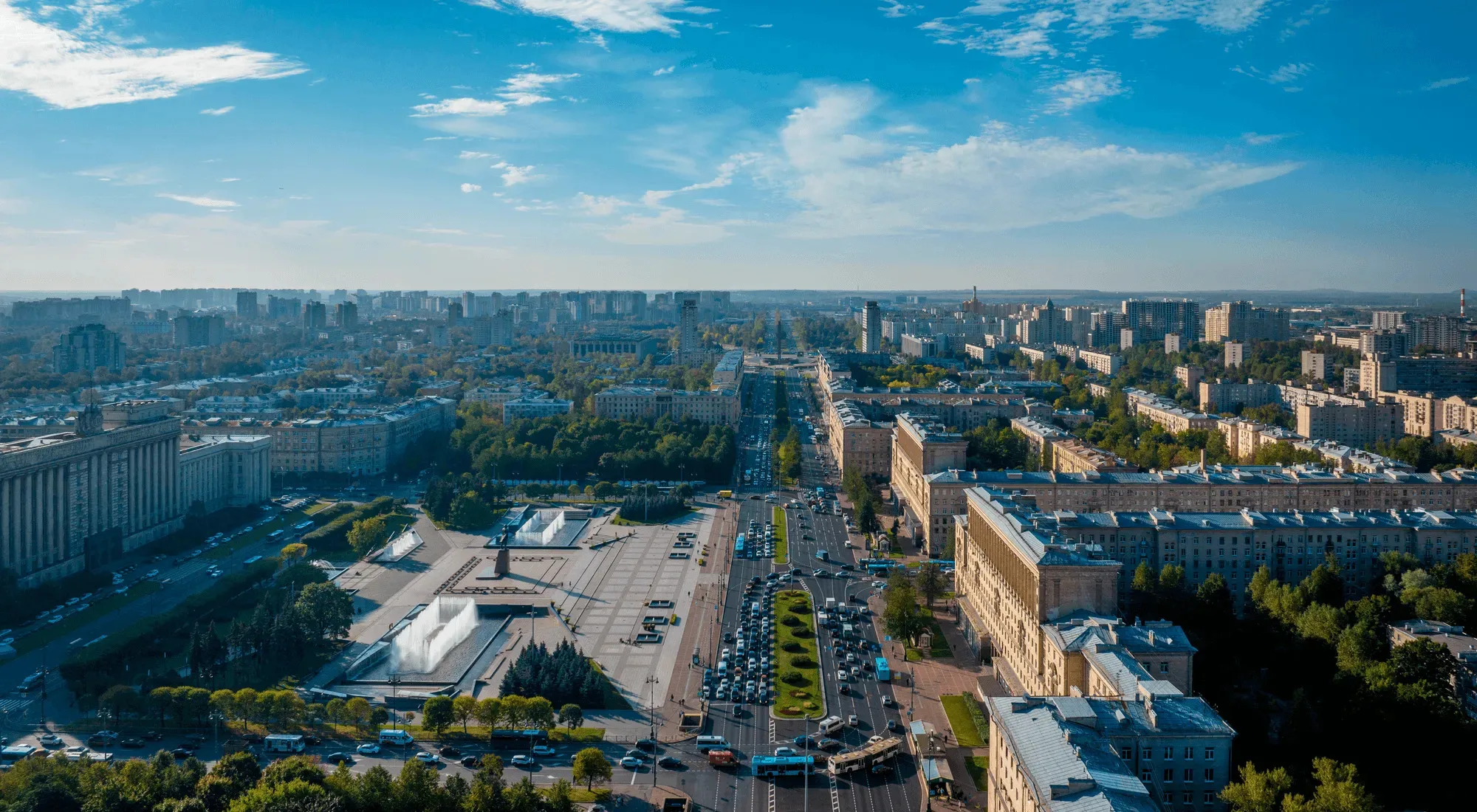 Московская площадь сверху: фонтаны, широкий Московский проспект и сталинские дома вдоль него
