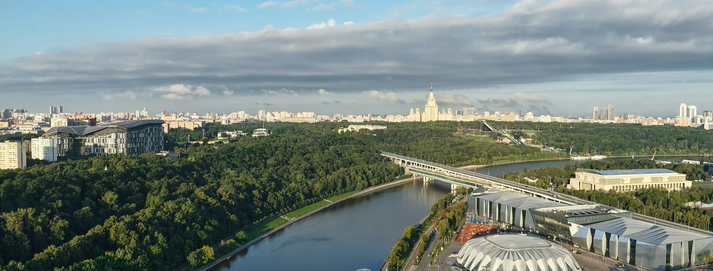 Поворот Москвы-реки и лесистый склон Воробьёвых гор, аэрофото с сайта проекта