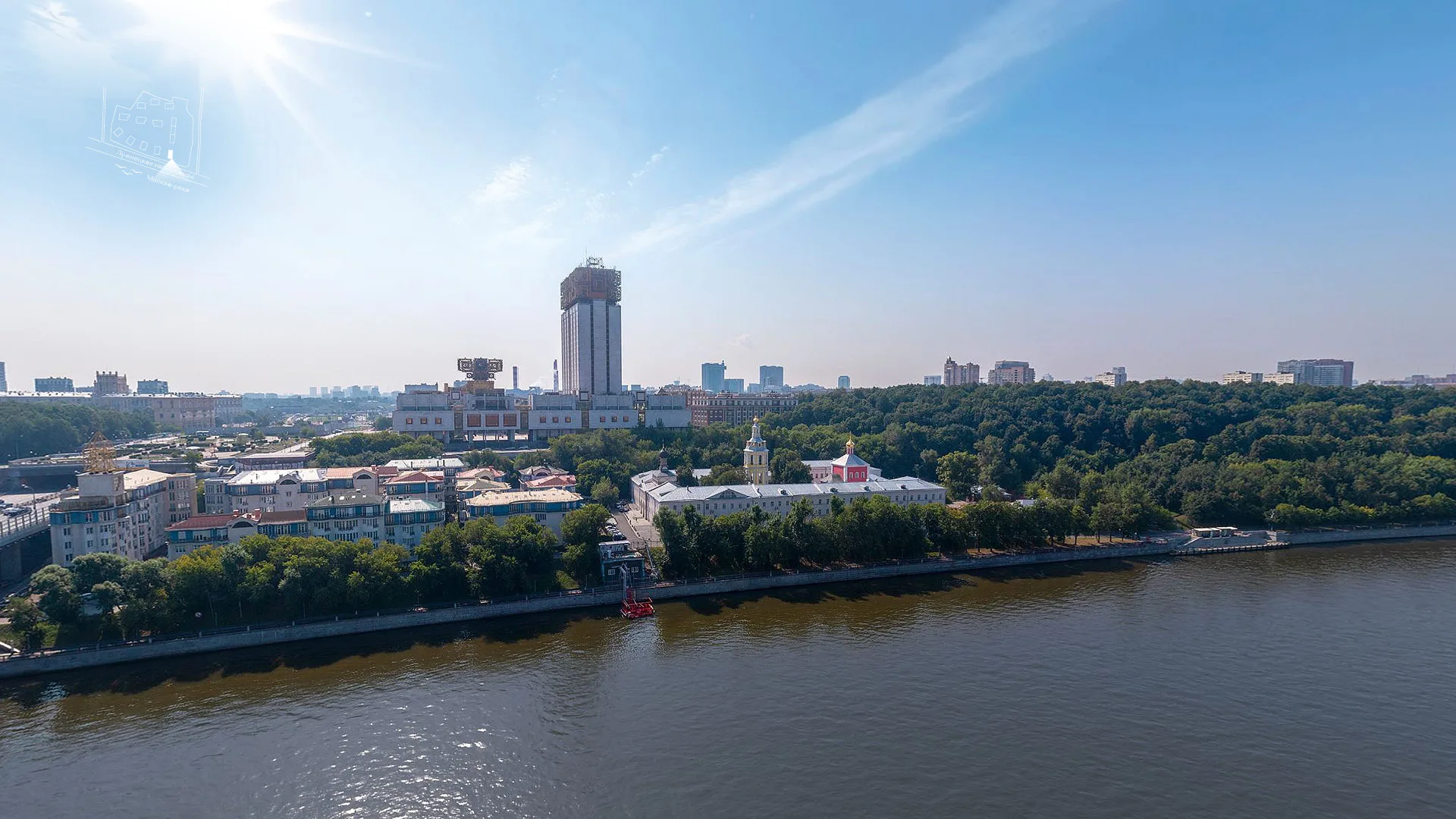 Вид из окон корпуса W1 на реку и зелёный берег