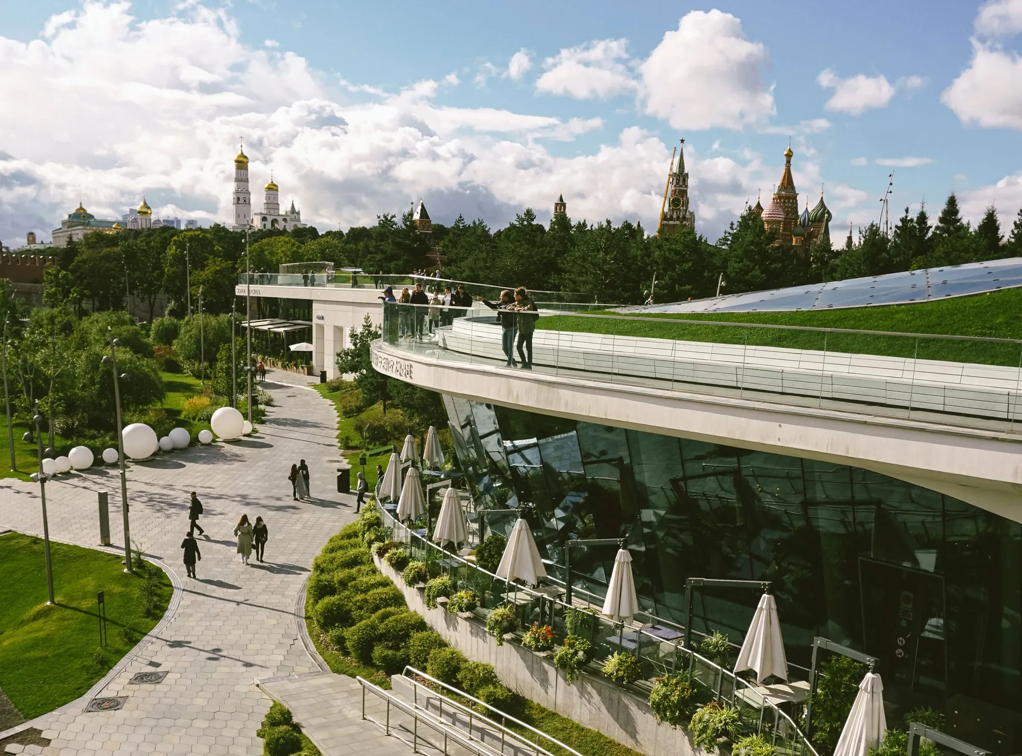 Парящий мост в парке «Зарядье» и Кремль
