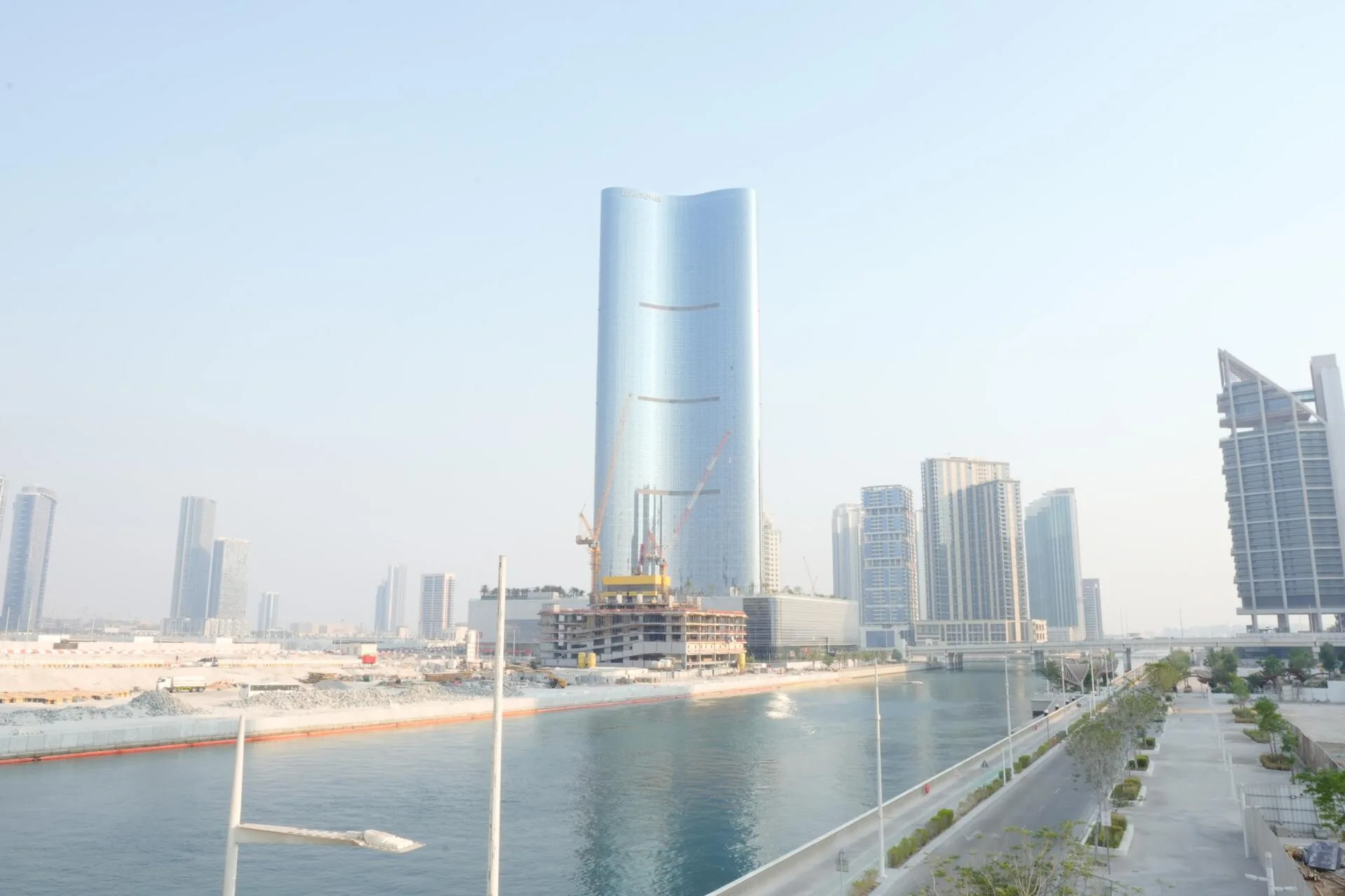 Leaf Tower над каналом острова Al Reem