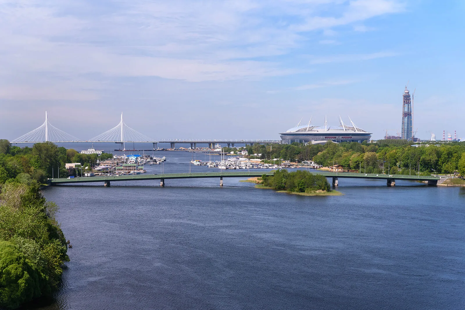 Вид с верхних этажей на запад: Малая Невка, мост на Крестовский остров, яхты у берега, вантовый мост, стадион и башня на горизонте