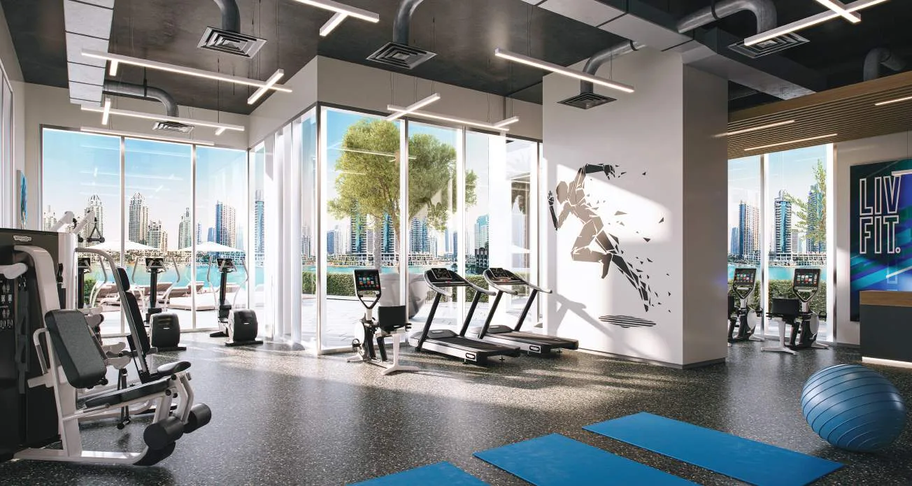 Спортзал LIV FIT с тренажёрами и видом на марину