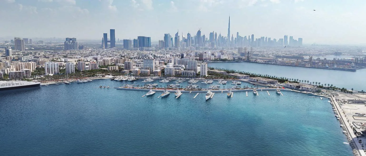Яхтенная гавань у Dubai Maritime City и небоскрёбы Downtown на горизонте