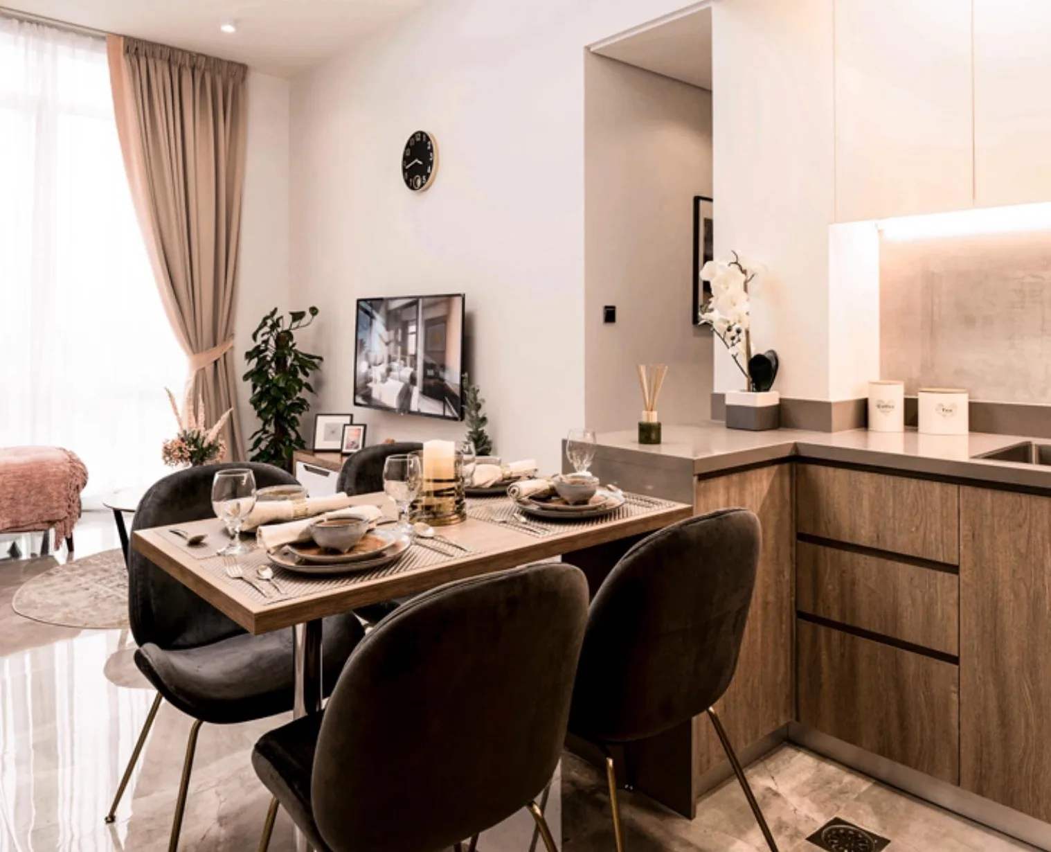 Кухня со столовой в квартире Majestique Residence 2
