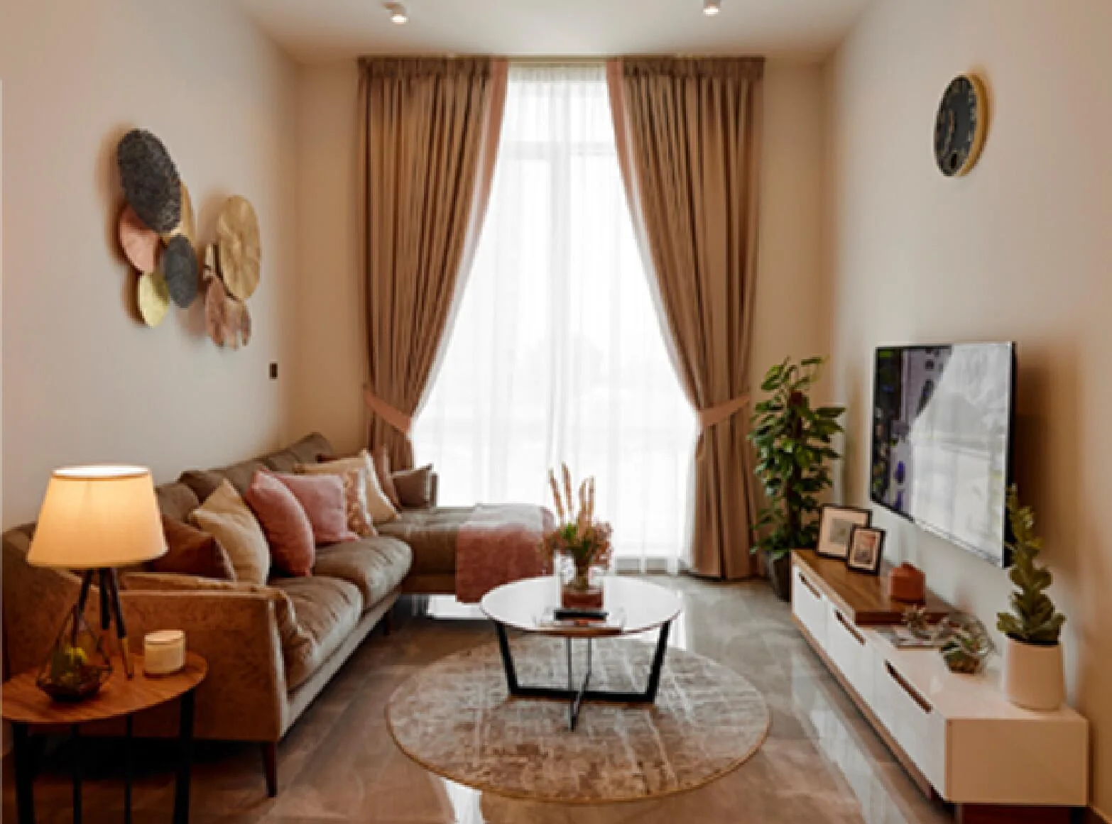 Гостиная с угловым диваном и телевизором в квартире Majestique Residence