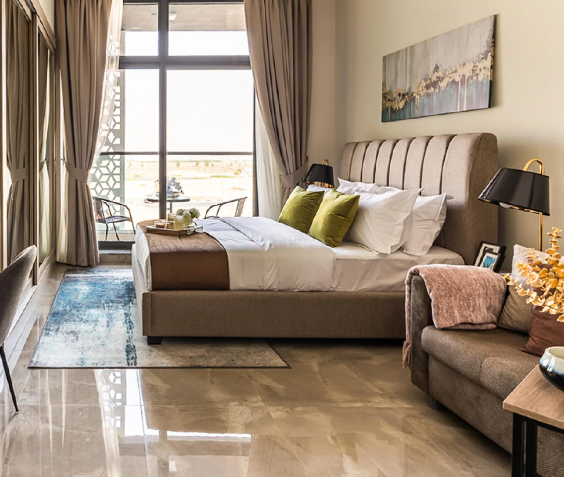 Студия Majestique Residence: кровать, диван и выход на террасу