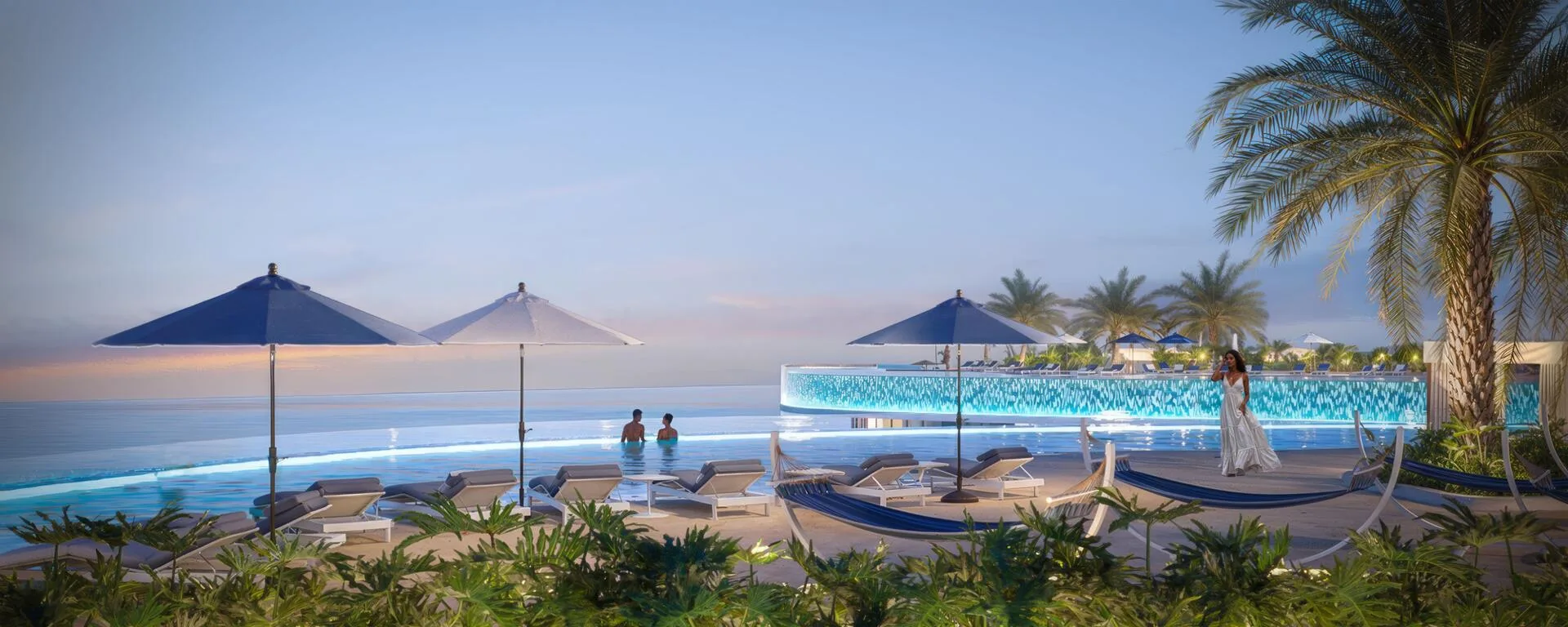 Бассейн Manta Bay на фоне моря вечером, зонты и шезлонги