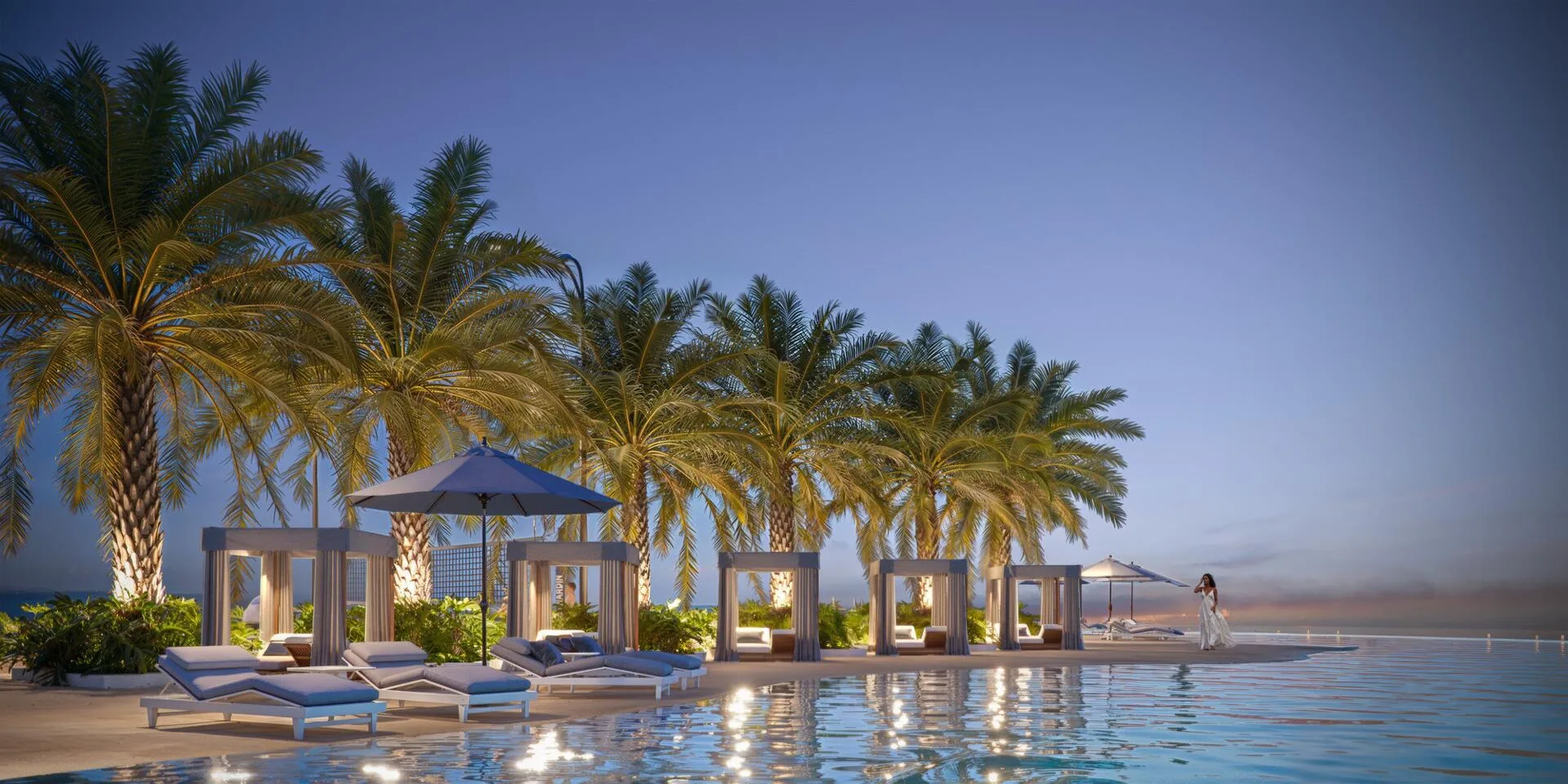 Sky Beach на крыше Manta Bay: кабаны под пальмами и шезлонги у воды