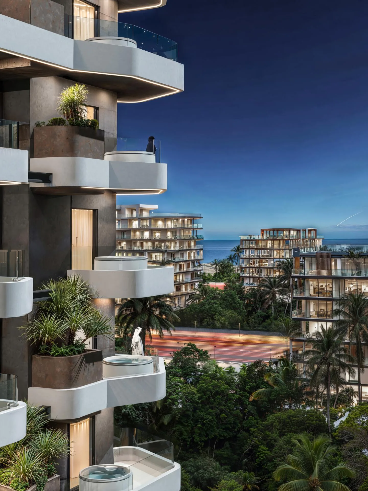 Балконы Marea Residences вечером