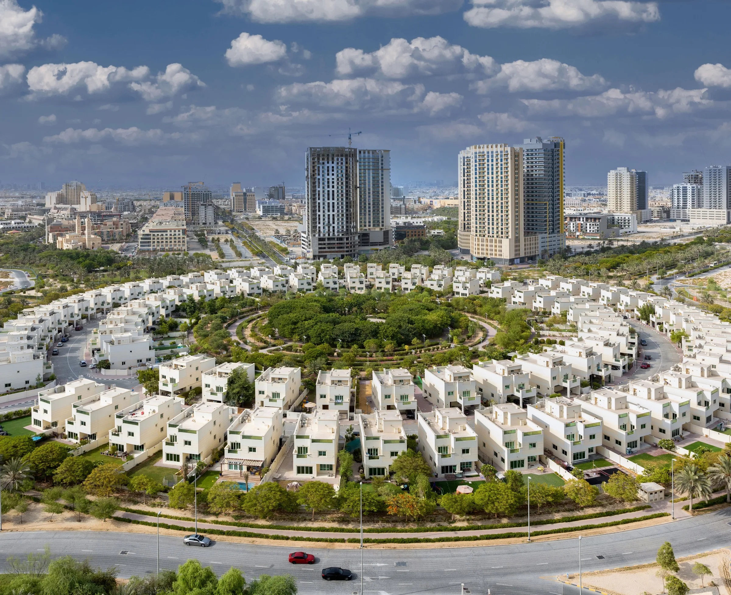 Jumeirah Village Circle сверху: парк в кольце улиц и малоэтажные дома