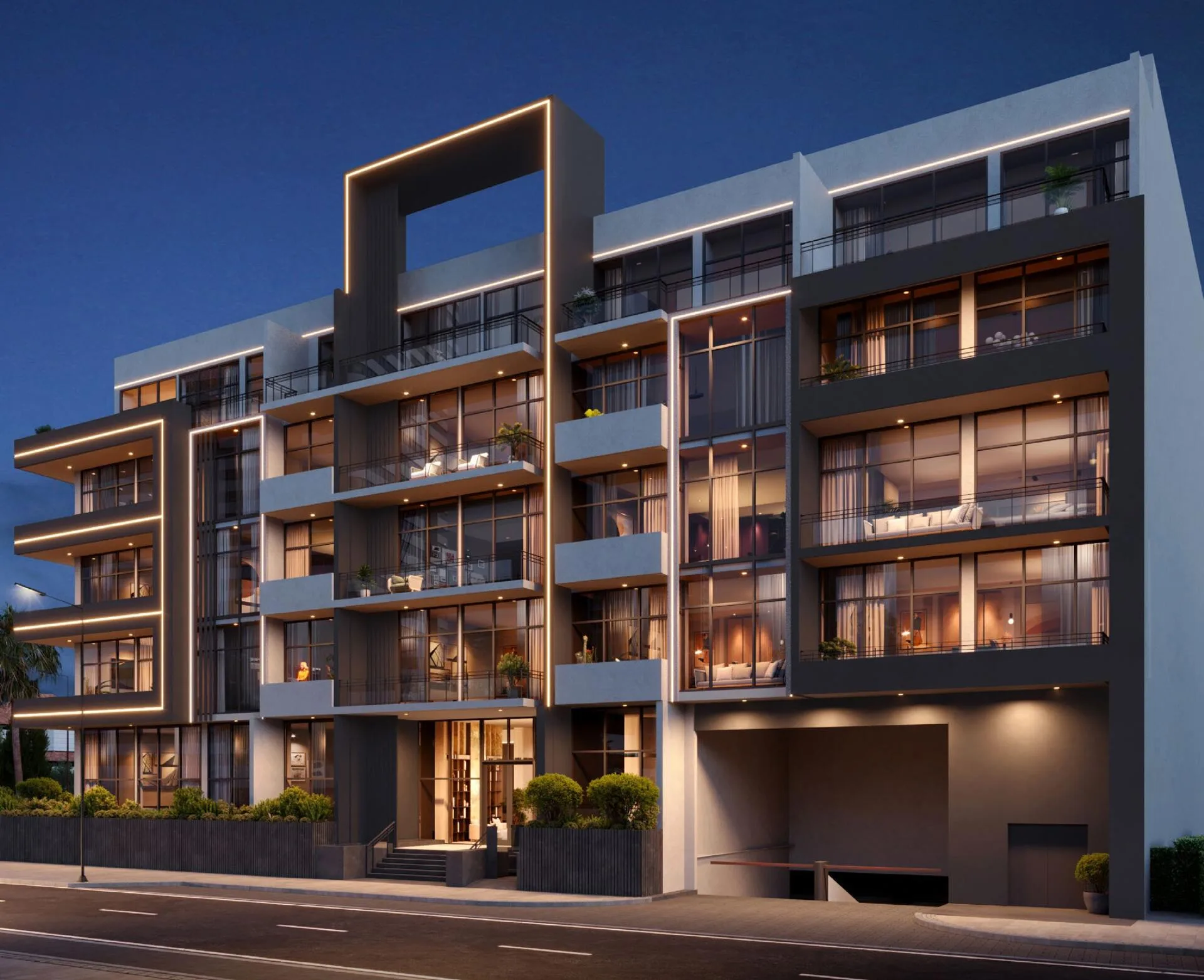 Вход в Mi Casa и въезд на парковку вечером